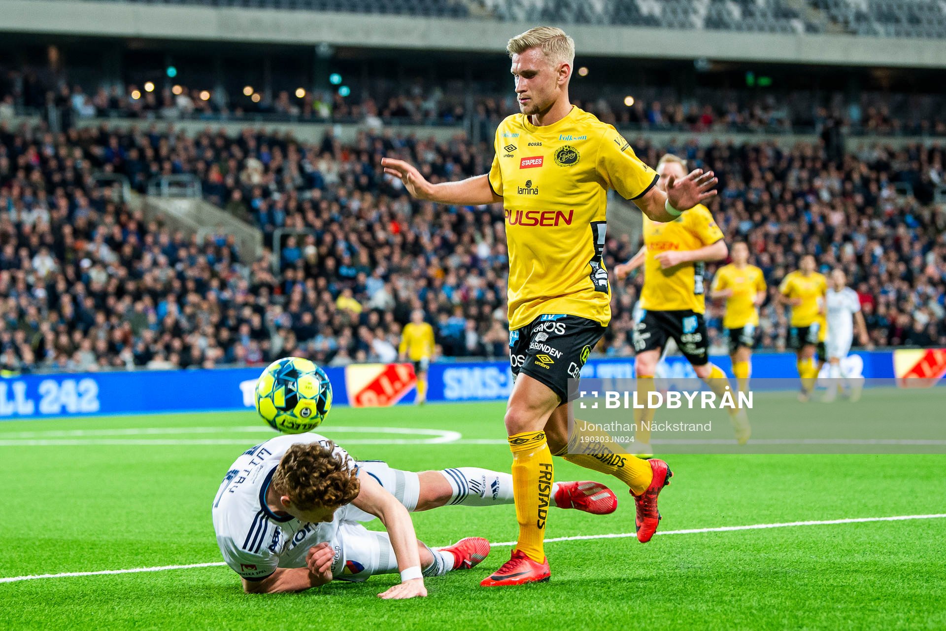 Djurgårdens Aslak Witry i en duell med Elfsborgs Simon
