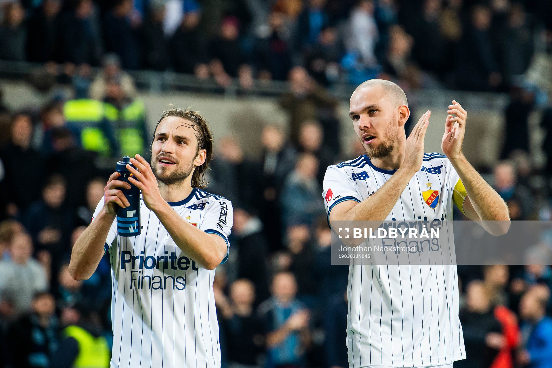 Djurgårdens Kevin Walker och Marcus Danielson  tackar