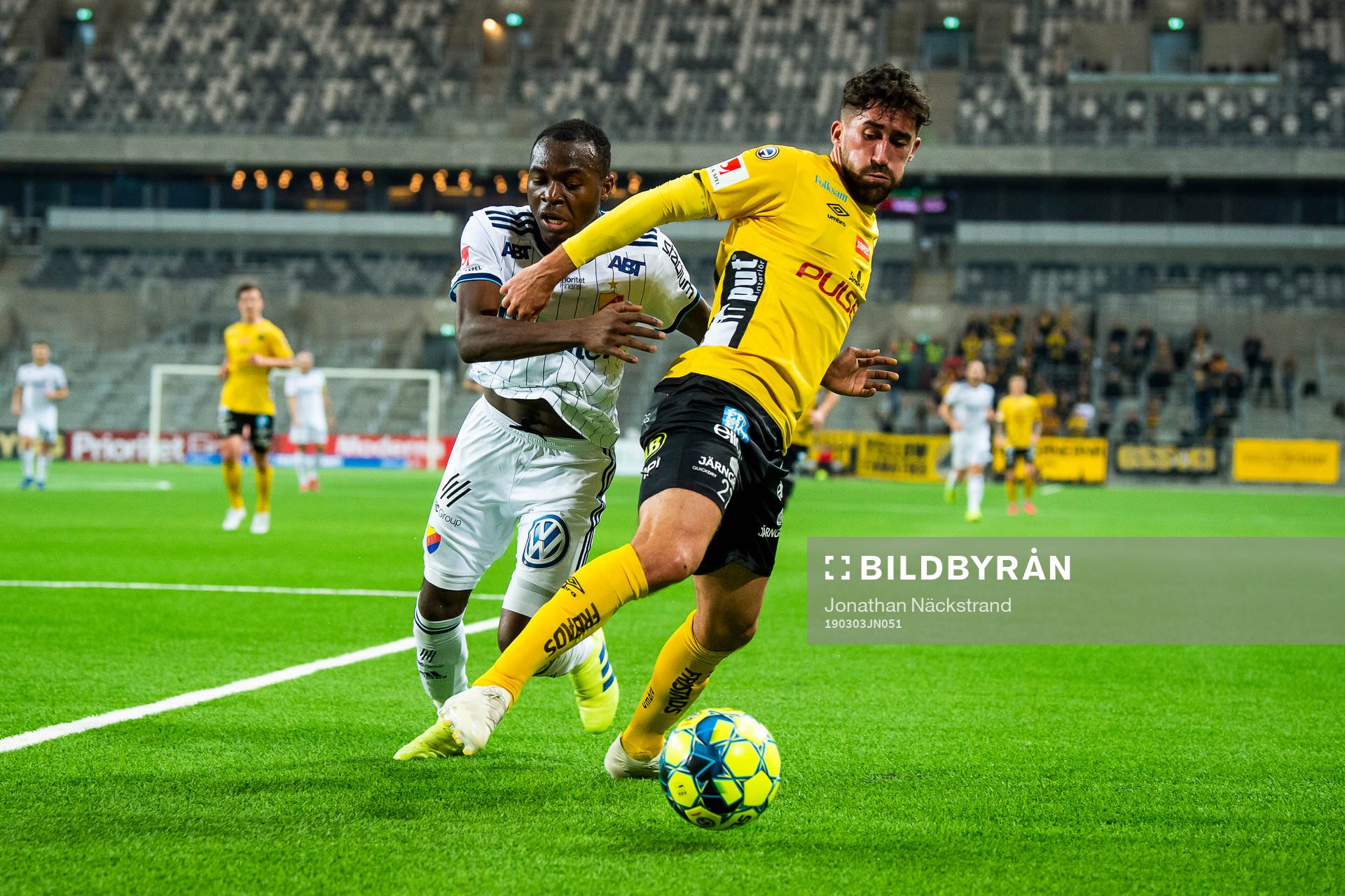 Djurgårdens Edward Chilufya i en duell med