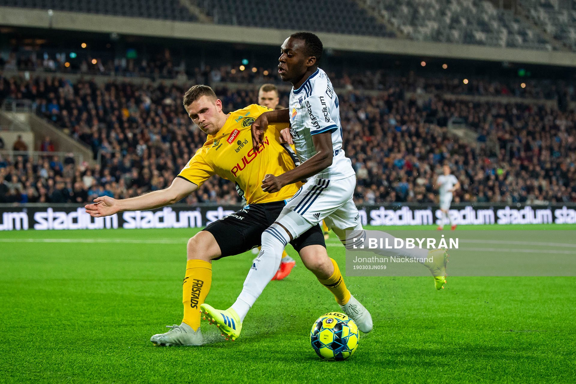 Djurgårdens Edward Chilufya i en duell med Elfsborgs