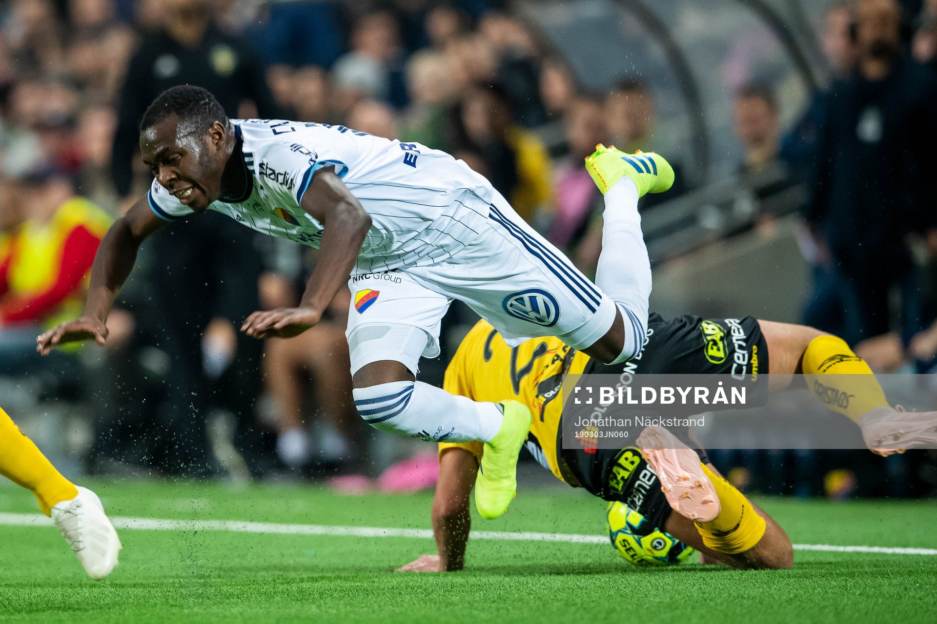 Djurgårdens Edward Chilufya i en duell med Elfsborgs