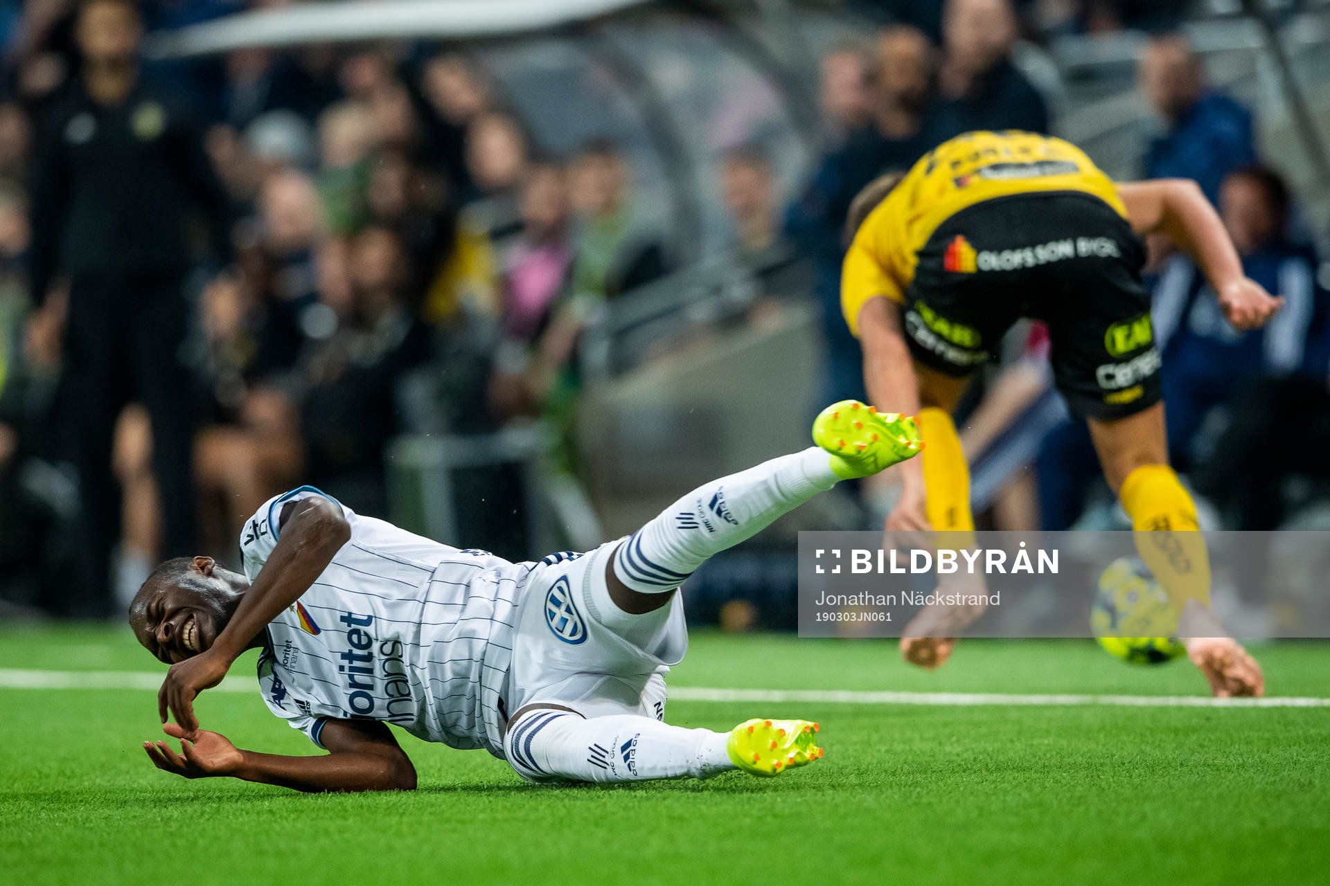Djurgårdens Edward Chilufya i en duell med Elfsborgs