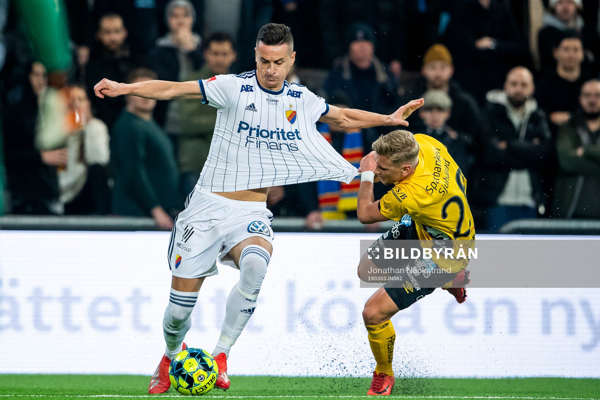 Djurgårdens Haris Radetinac i en duell med Elfsborgs Simon