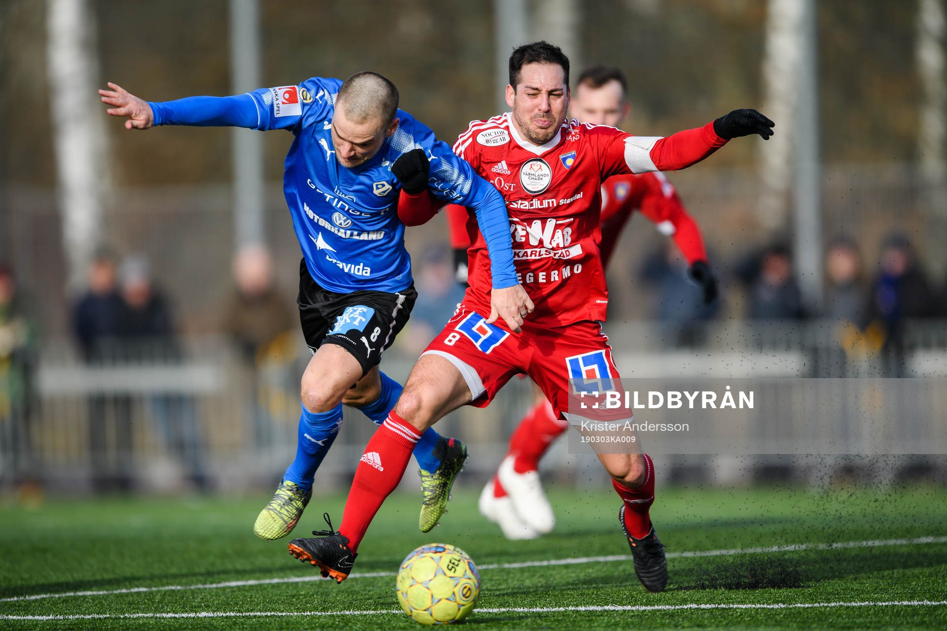 Halmstads Pontus Silfwer och Karlstads Bastian Rojas Diaz under fotbollsmatchen i Svenska Cupen mellan Halmstad och Karlstad den 3 mars 2019 i Halmstad.
