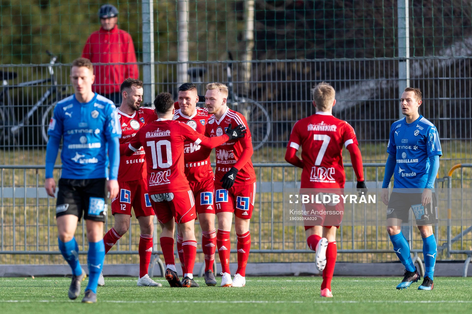 Karlstads spelare jublar efter att Victor Edvardsen gjort 1-1 under fotbollsmatchen i Svenska Cupen mellan Halmstad och Karlstad den 3 mars 2019 i Halmstad.