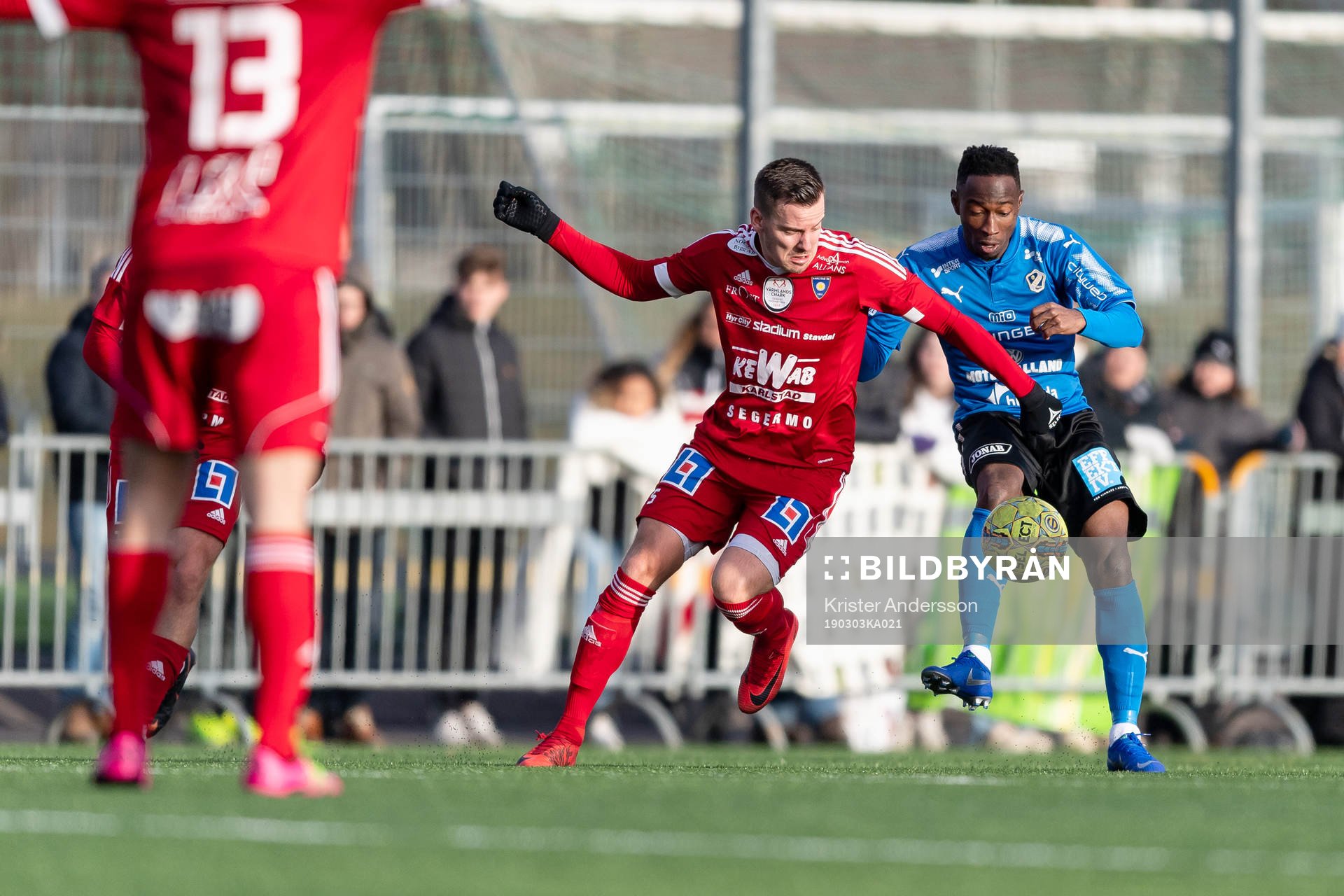 Karlstads Sebastian Bellander och Halmstads Sadat Karim under fotbollsmatchen i Svenska Cupen mellan Halmstad och Karlstad den 3 mars 2019 i Halmstad.
