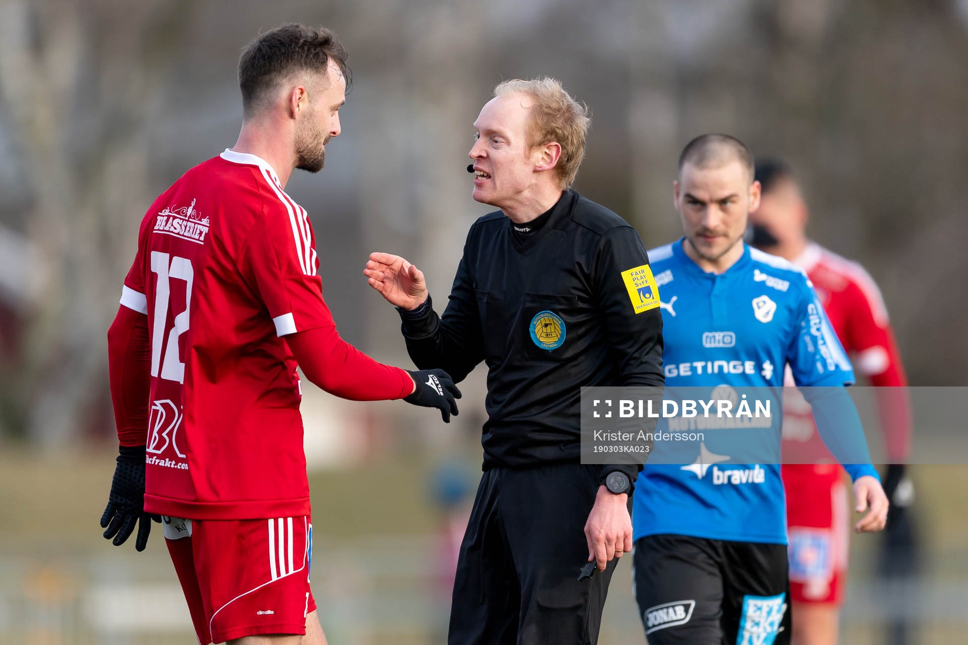 Karlstads Andreas Bellander  och domare Per Melin
