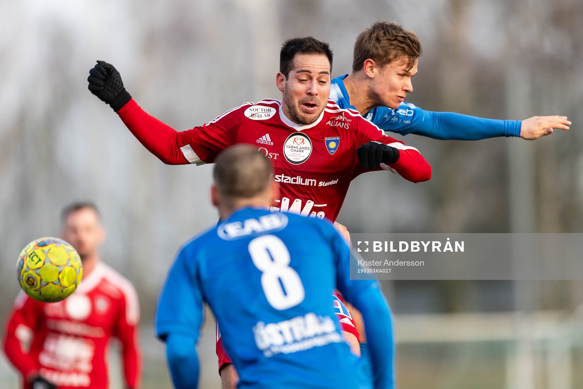Karlstads Bastian Rojas Diaz och Halmstads Oscar Petersson under fotbollsmatchen i Svenska Cupen mellan Halmstad och Karlstad den 3 mars 2019 i Halmstad.