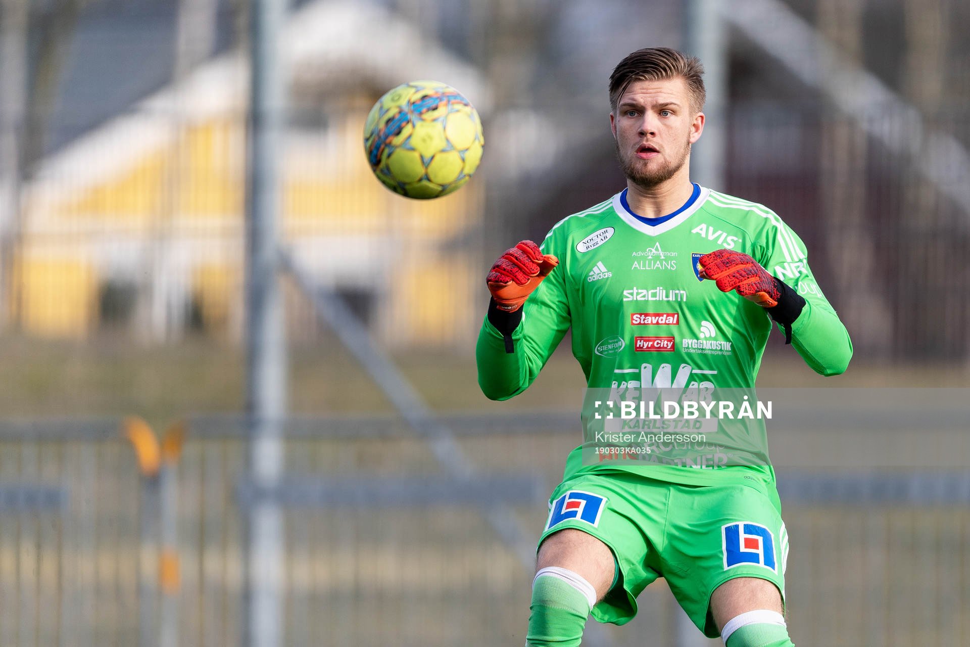 Karlstads målvakt Oscar Jonsson under fotbollsmatchen i Svenska Cupen mellan Halmstad och Karlstad den 3 mars 2019 i Halmstad.
