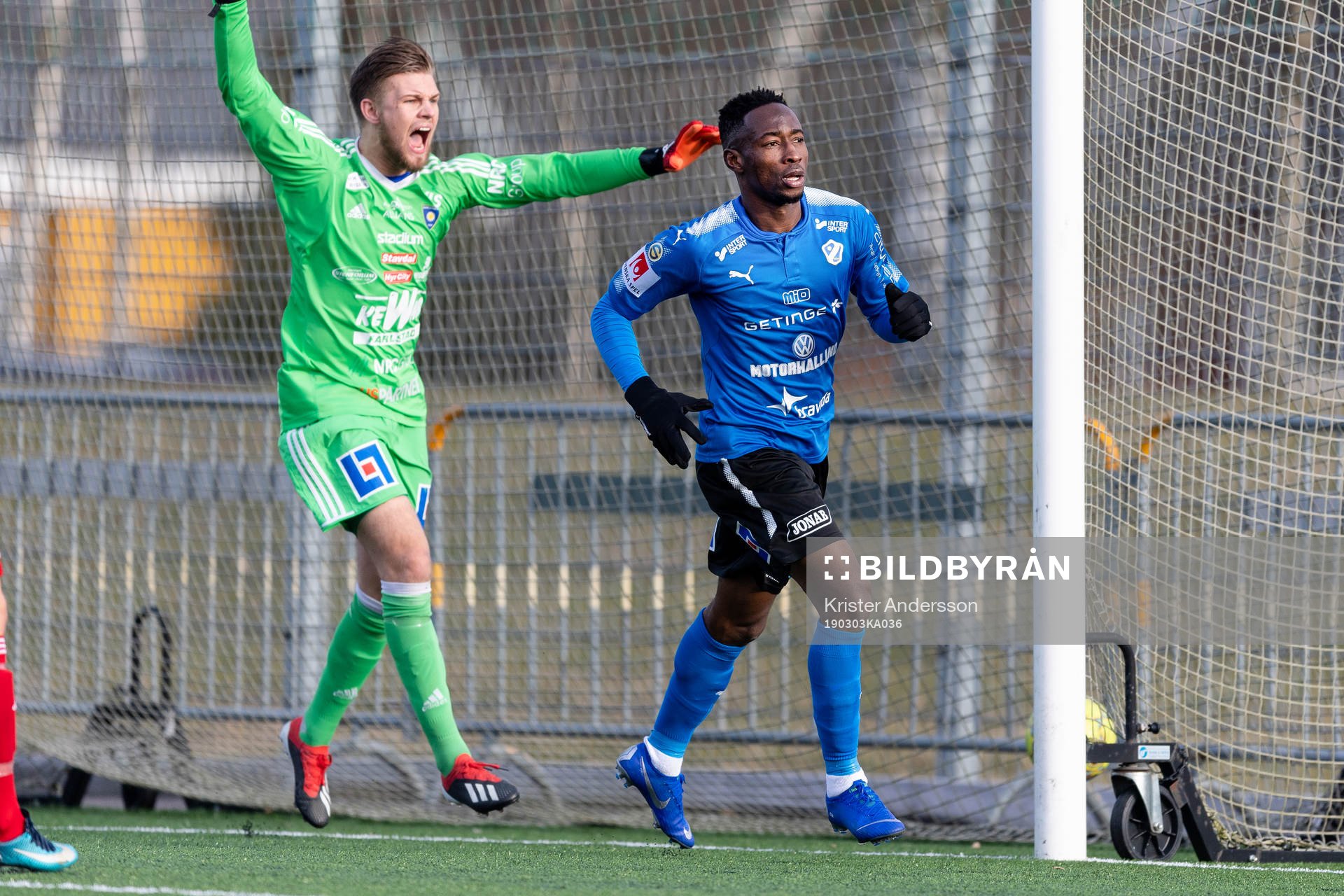 Halmstads Sadat Karim jublar efter 1-0 och Karlstads målvakt Oscar Jonsson reagerar under fotbollsmatchen i Svenska Cupen mellan Halmstad och Karlstad den 3 mars 2019 i Halmstad.