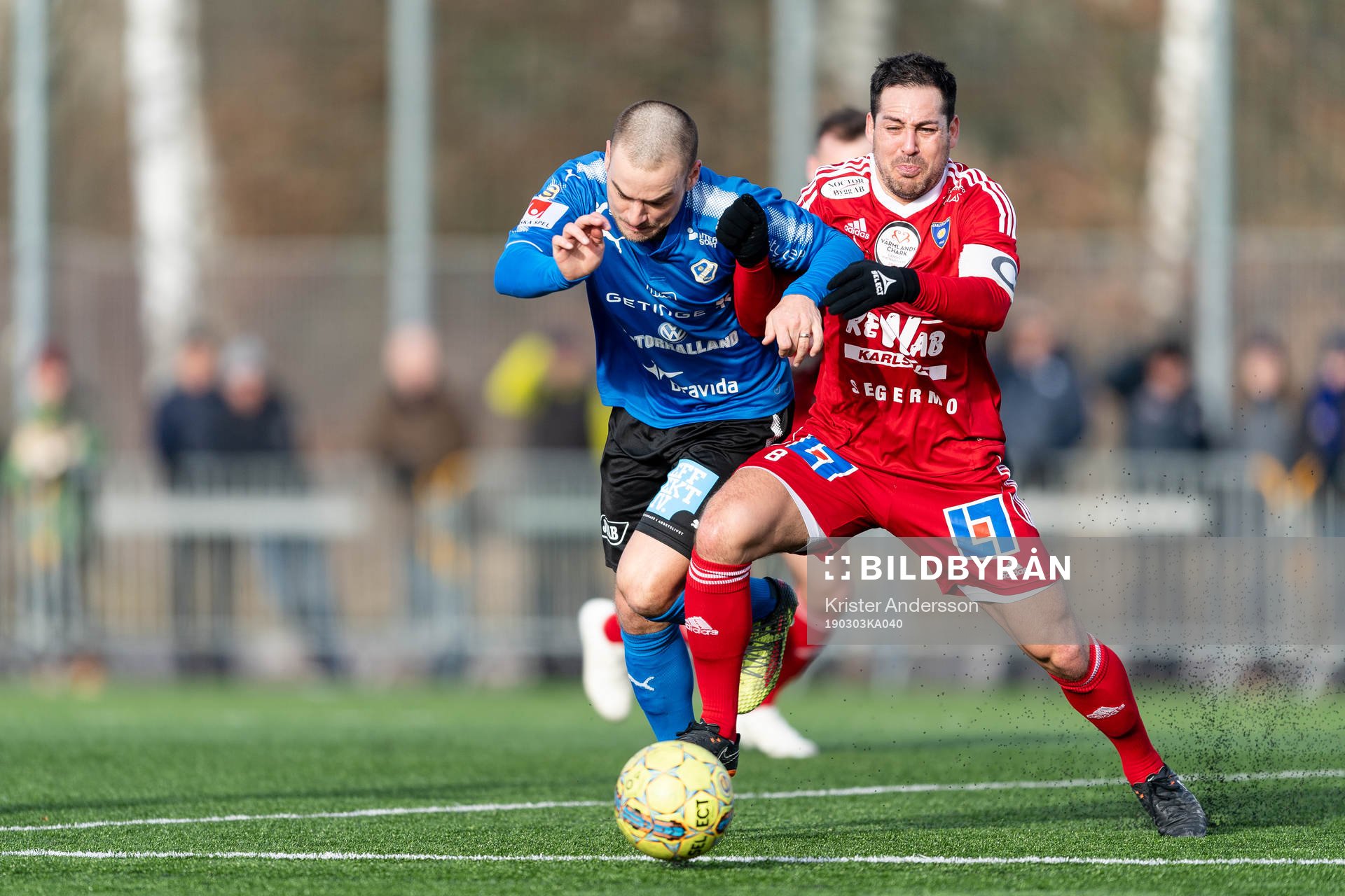 Halmstads Pontus Silfwer och Karlstads Bastian Rojas Diaz under fotbollsmatchen i Svenska Cupen mellan Halmstad och Karlstad den 3 mars 2019 i Halmstad.