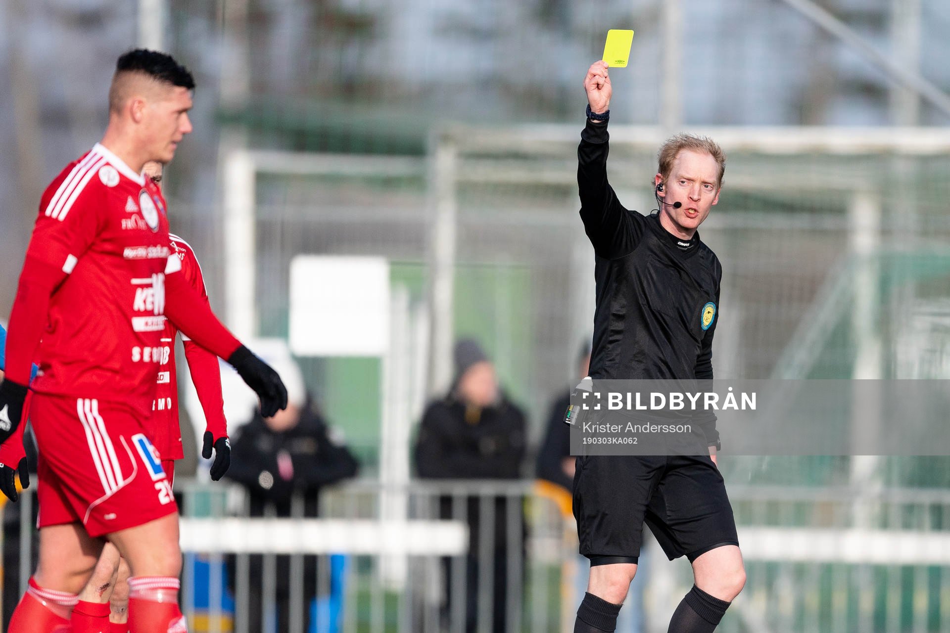 Domare Per Melin ger gult kort till Karlstads Victor
