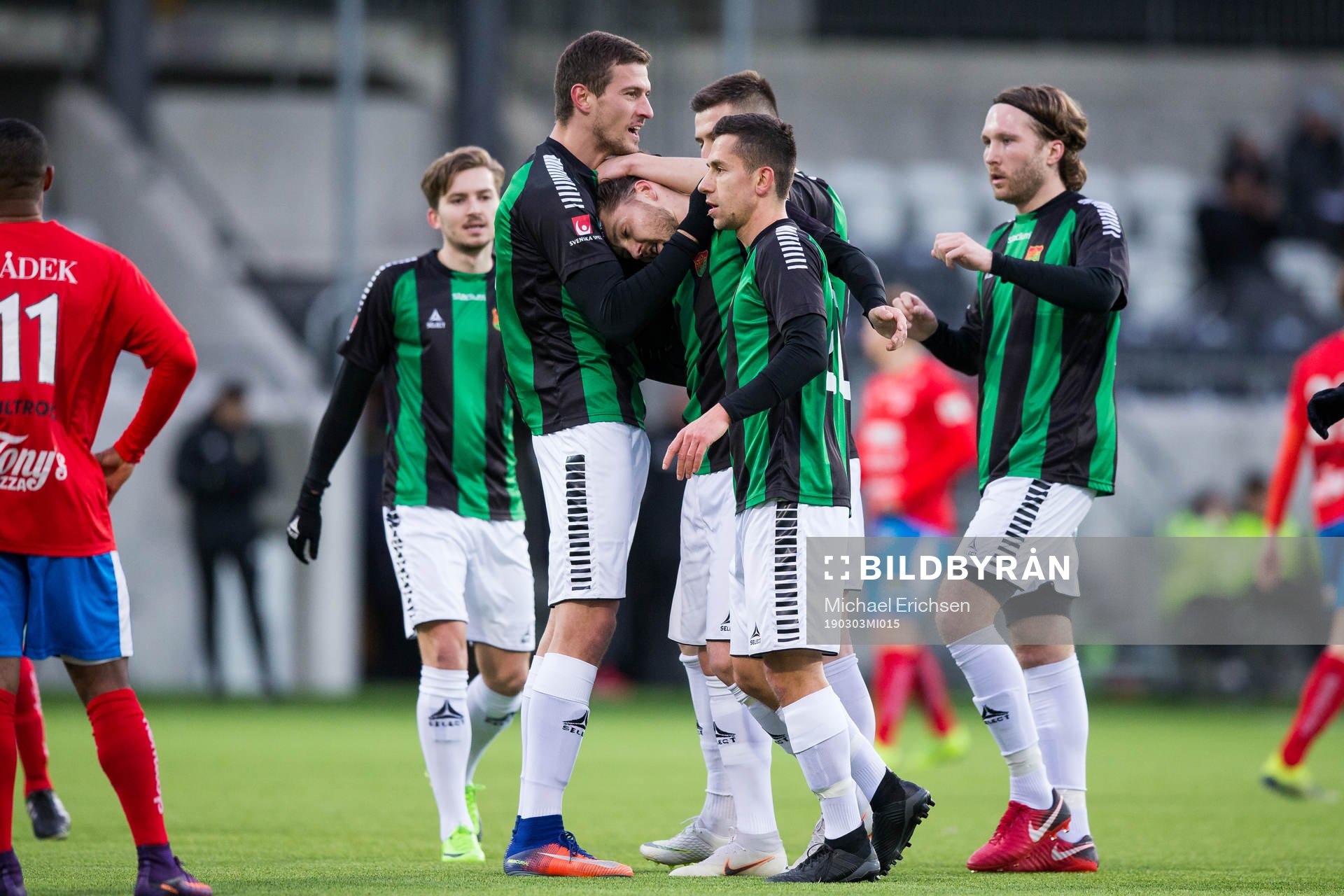GAIS Karl Bohm jublar med lagkamrater