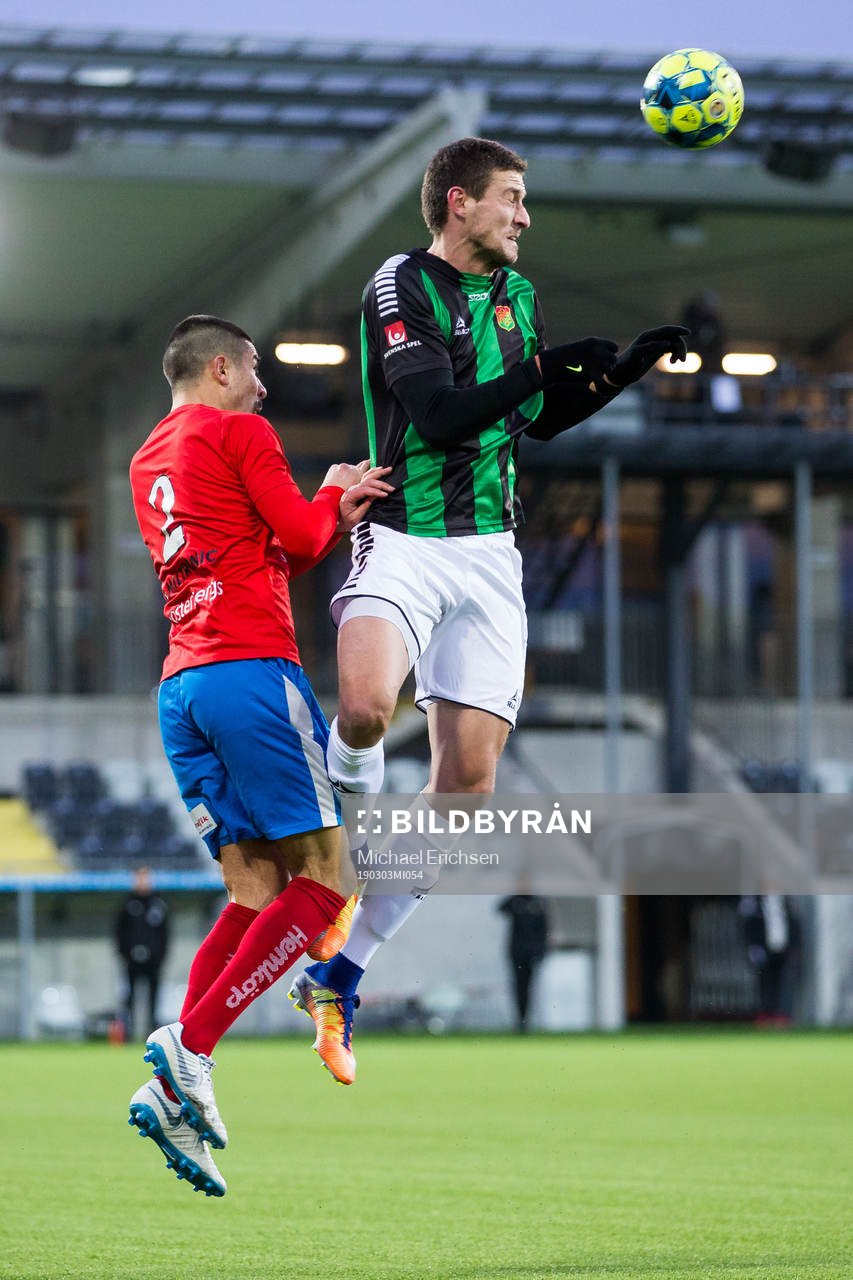 GAIS Nikola Asceric vinner i luften mot Nyköpings Alen
