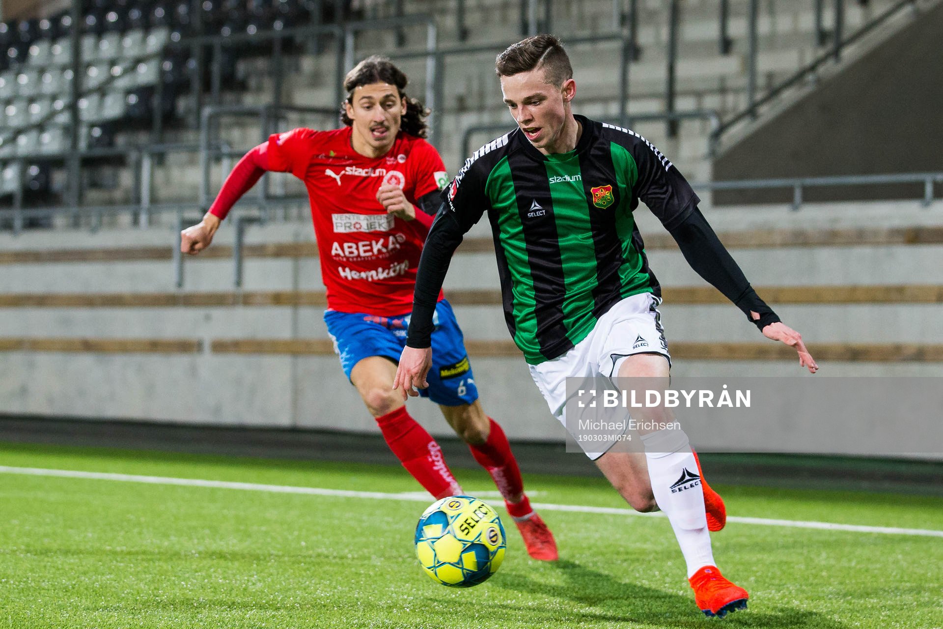 GAIS Aiden Harvey före Nyköpings Enis Ahmetovic