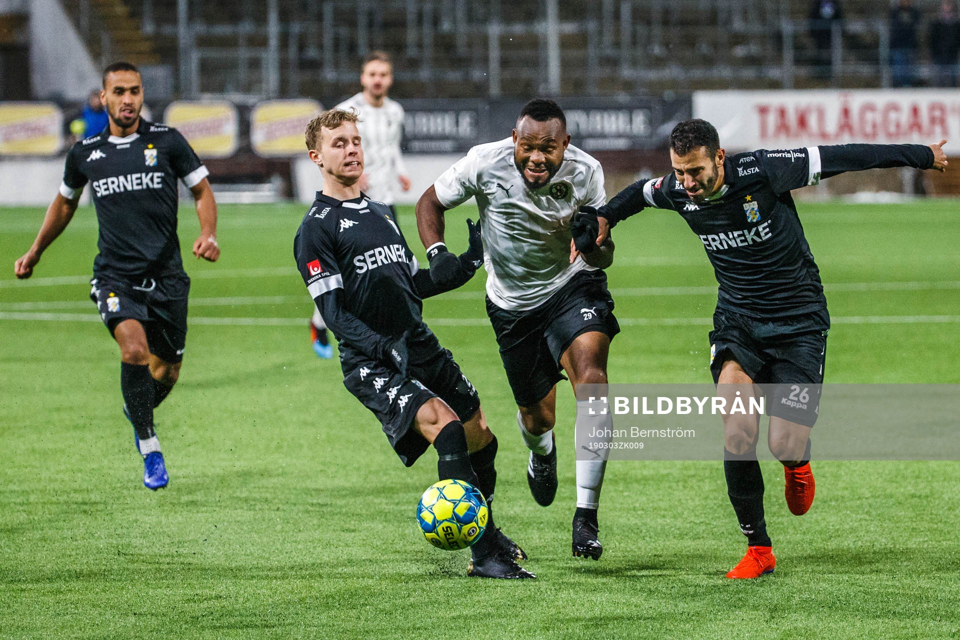 Örebros Michael Junior Omoh i en kamp mot IFK Göteborgs