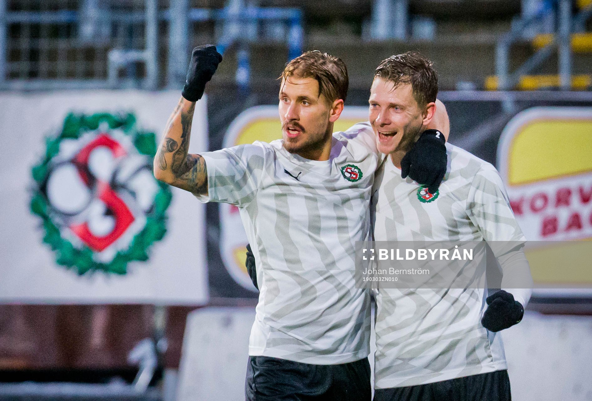 Örebros Johan Bertilsson gör 2-1 och jublar med Daniel