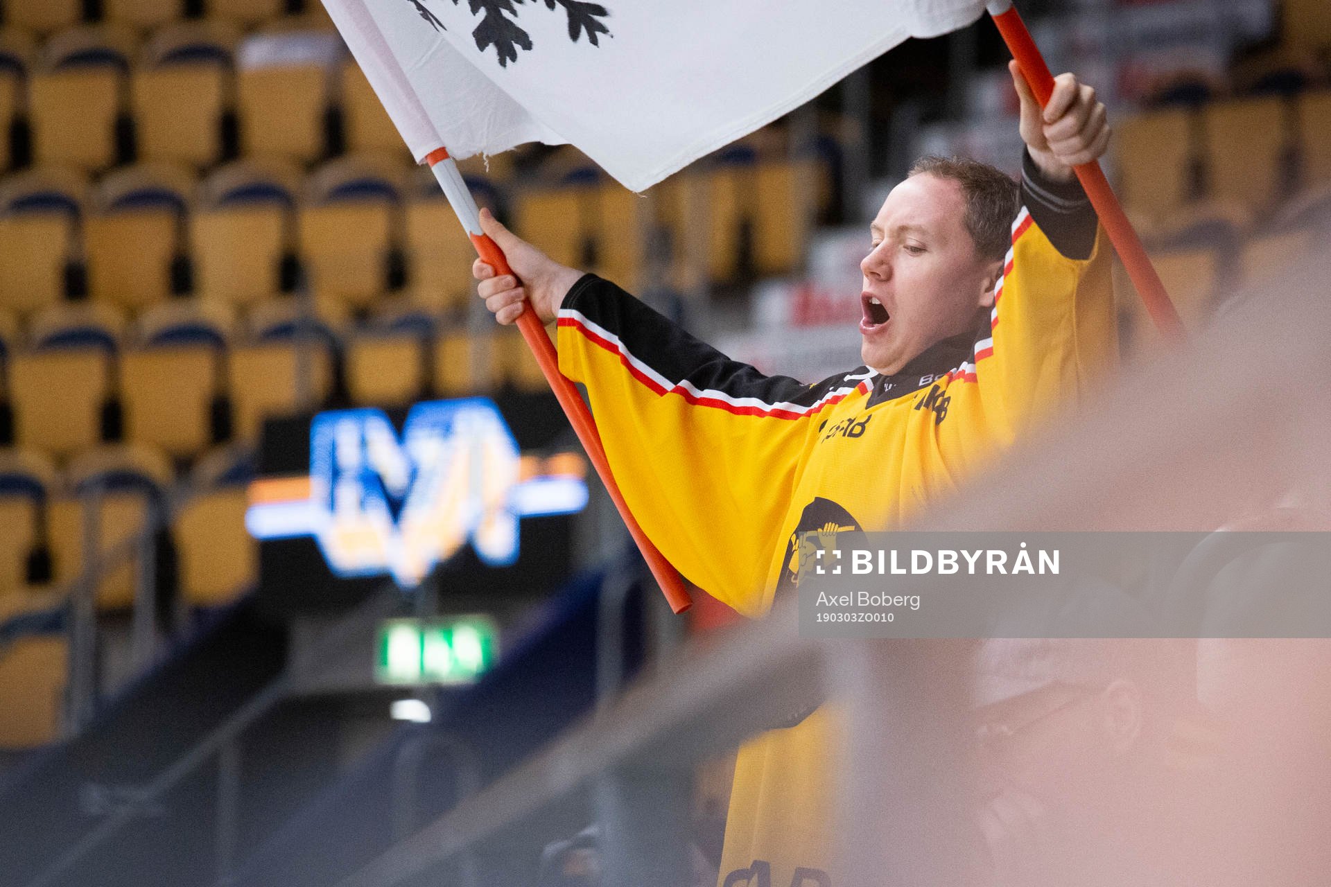 En Luleå-supporter jublar