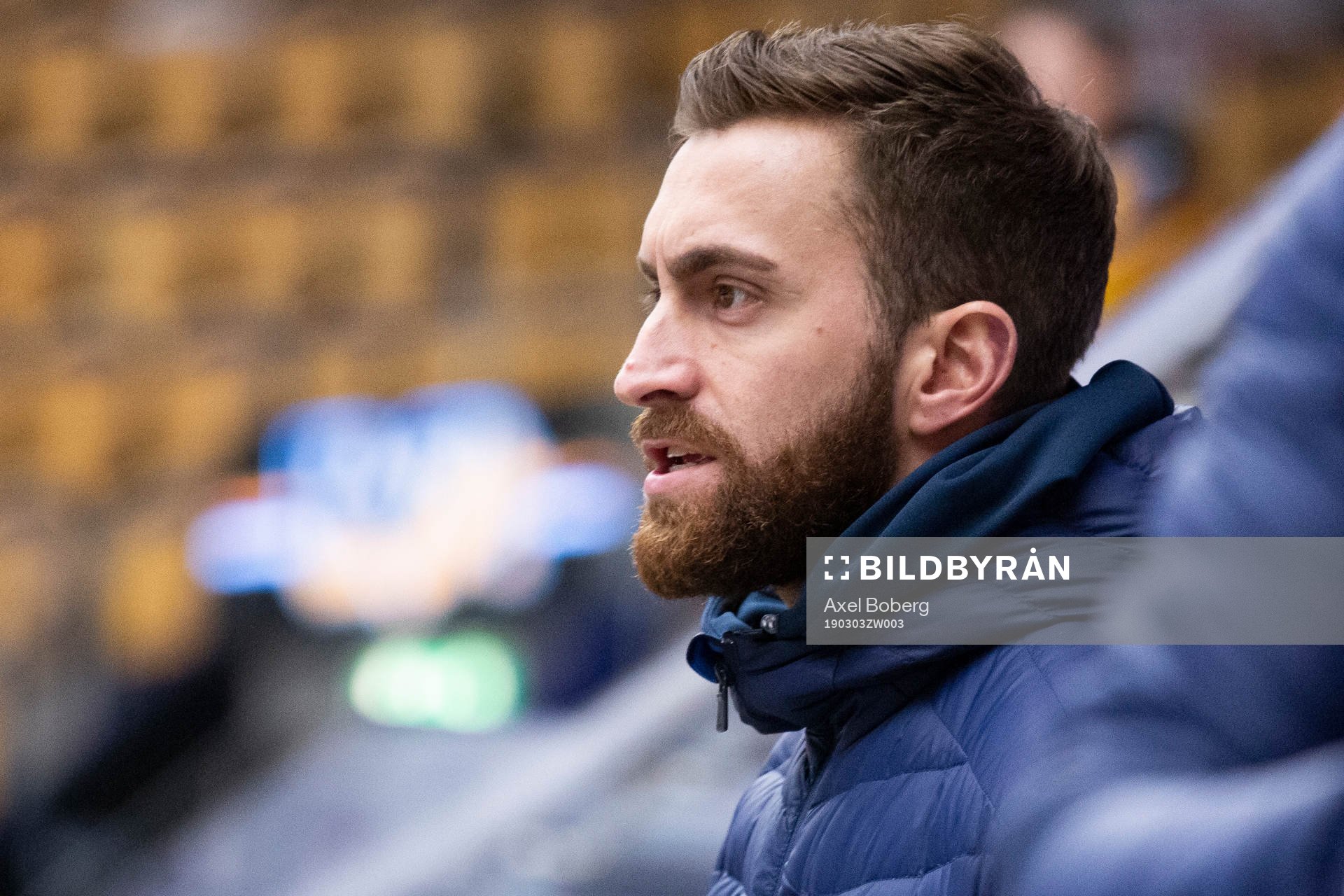 s tränare Lucas Frey deppar