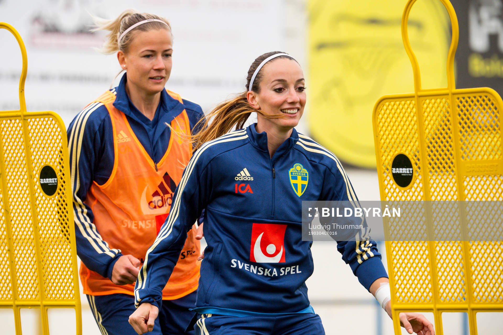 Hanna Glas och Kosovare Asllani under under en träning med Sveriges damlandslag i fotboll den 4 mars 2019 i Ferreiras.
