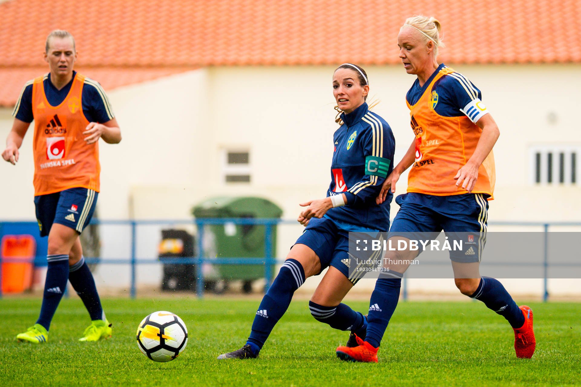 Kosovare Asllani och Caroline Seger