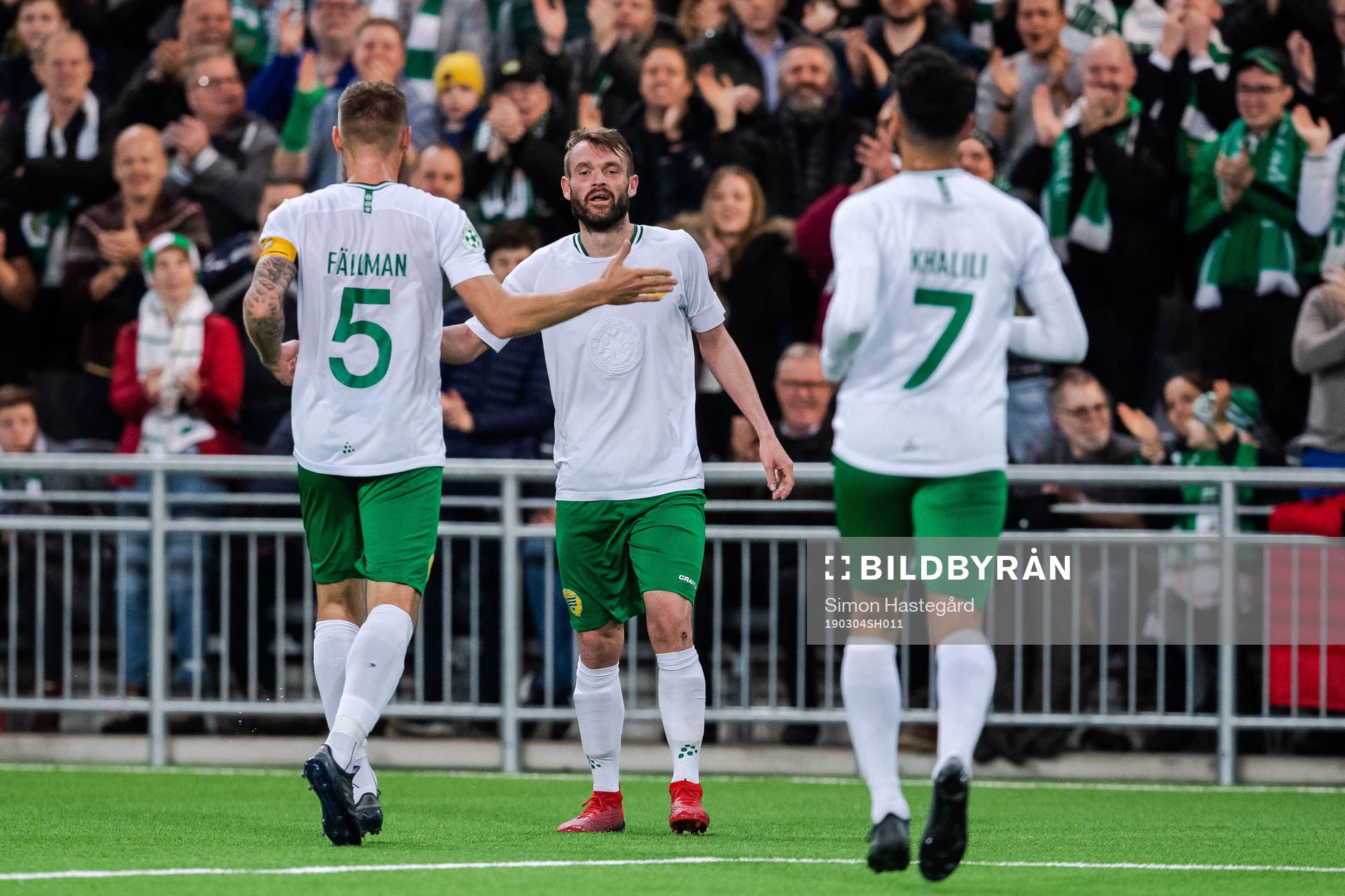 Hammarbys Mads Fenger jublar med lagkamrater