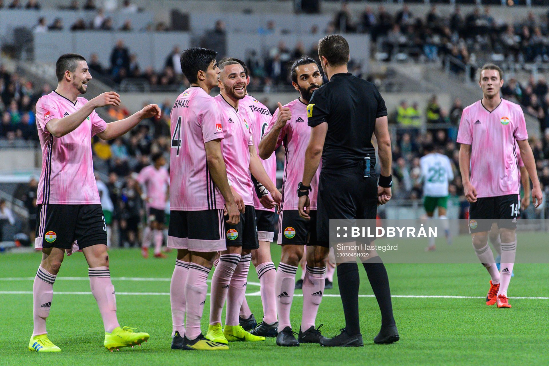 Dalkurds spelare i samtal med domaren