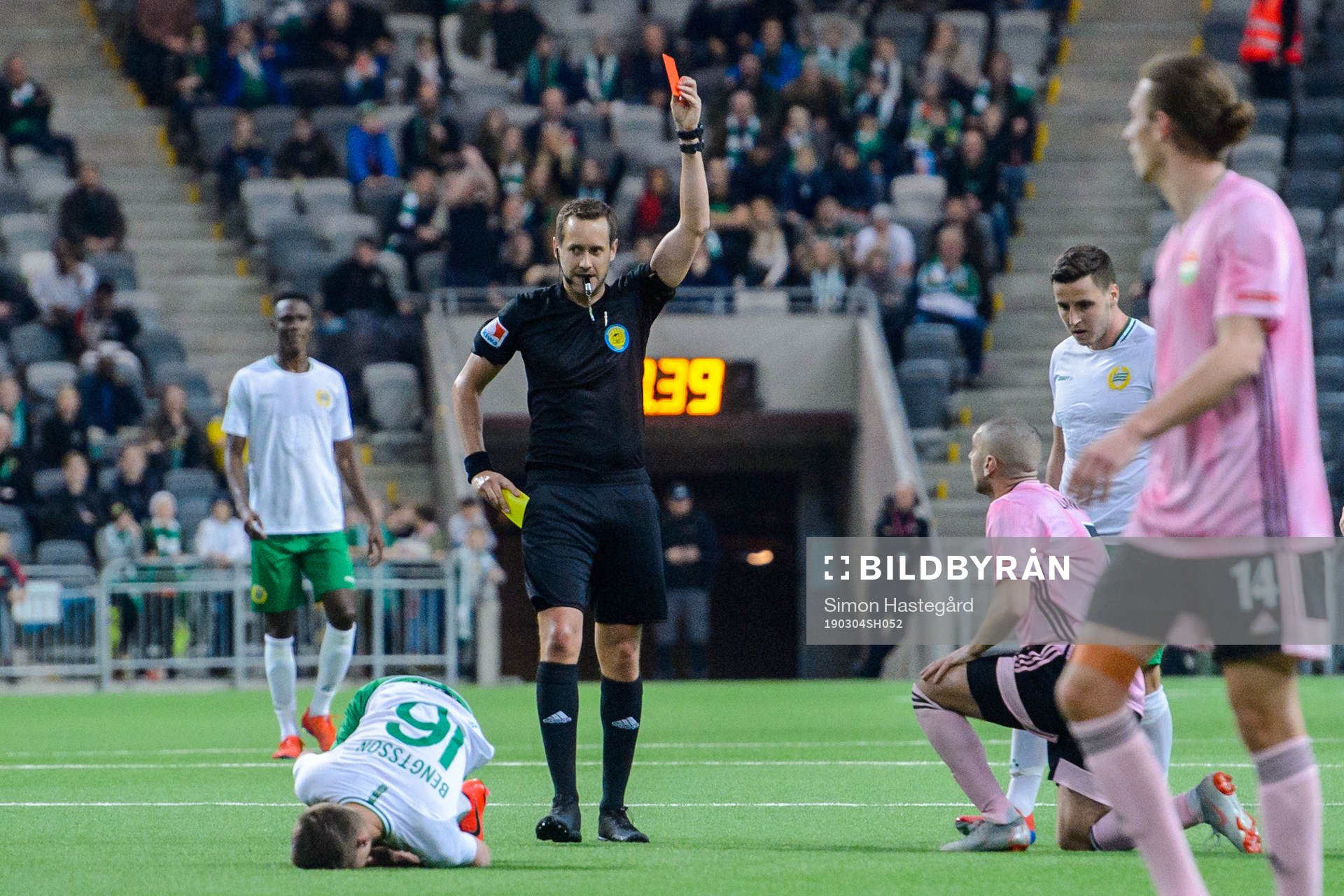 Dalkurds Rawez Lawan får rött kort