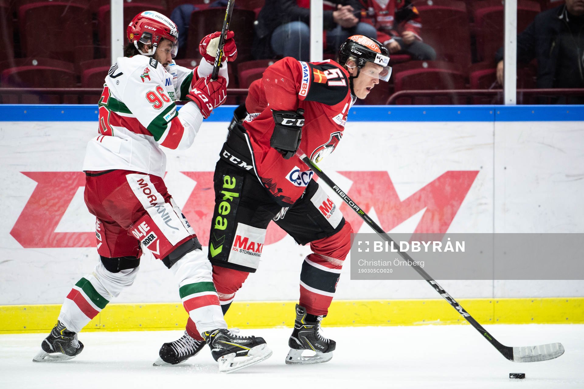 Moras Niki Petti och Malmö Redhawks Emil Sylvegård