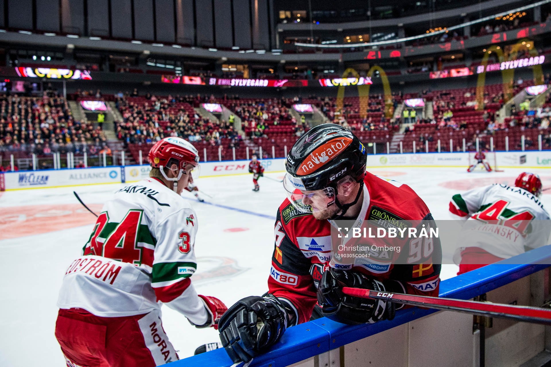 Malmö Redhawks Kim Rosdahl trycks upp mot sargen av Moras