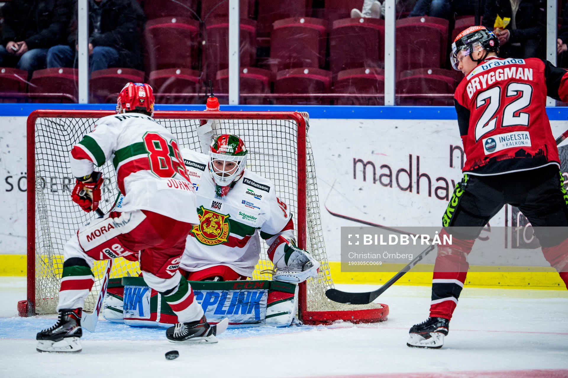 Malmö Redhawks Lars Bryggman mot Moras Ryan Johnston och