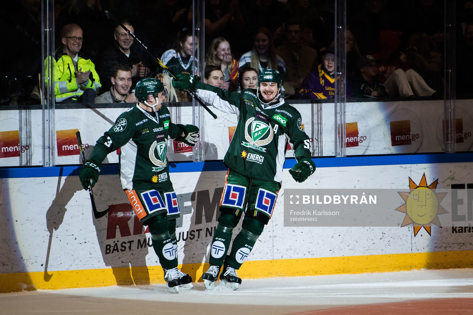 Färjestads Jens Westin och Linus Johansson jublar