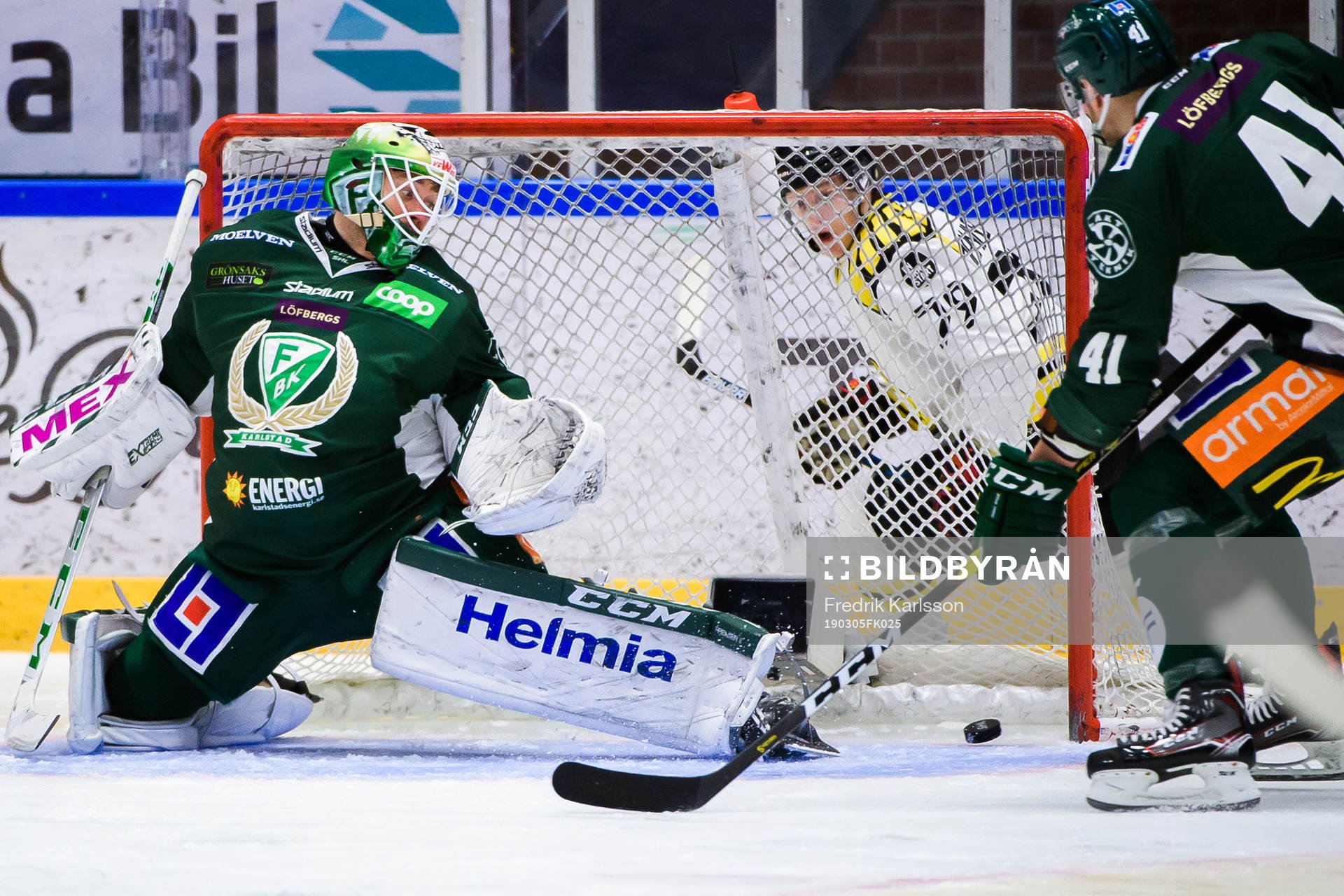 Färjestads målvakt Markus Svensson och Brynäs Daniel