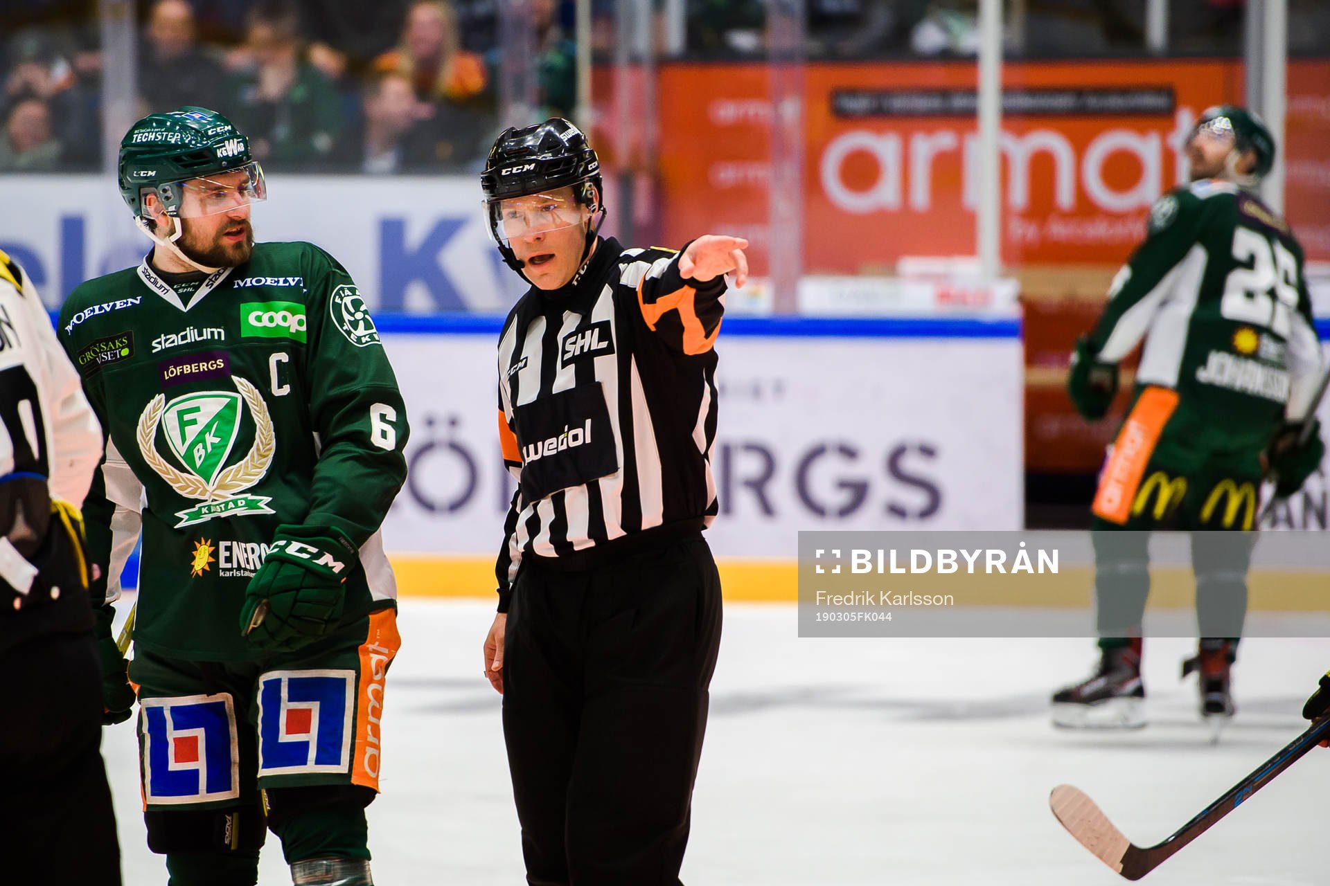 Färjestads Mikael Wikstrand i samtal med Domare Tobias