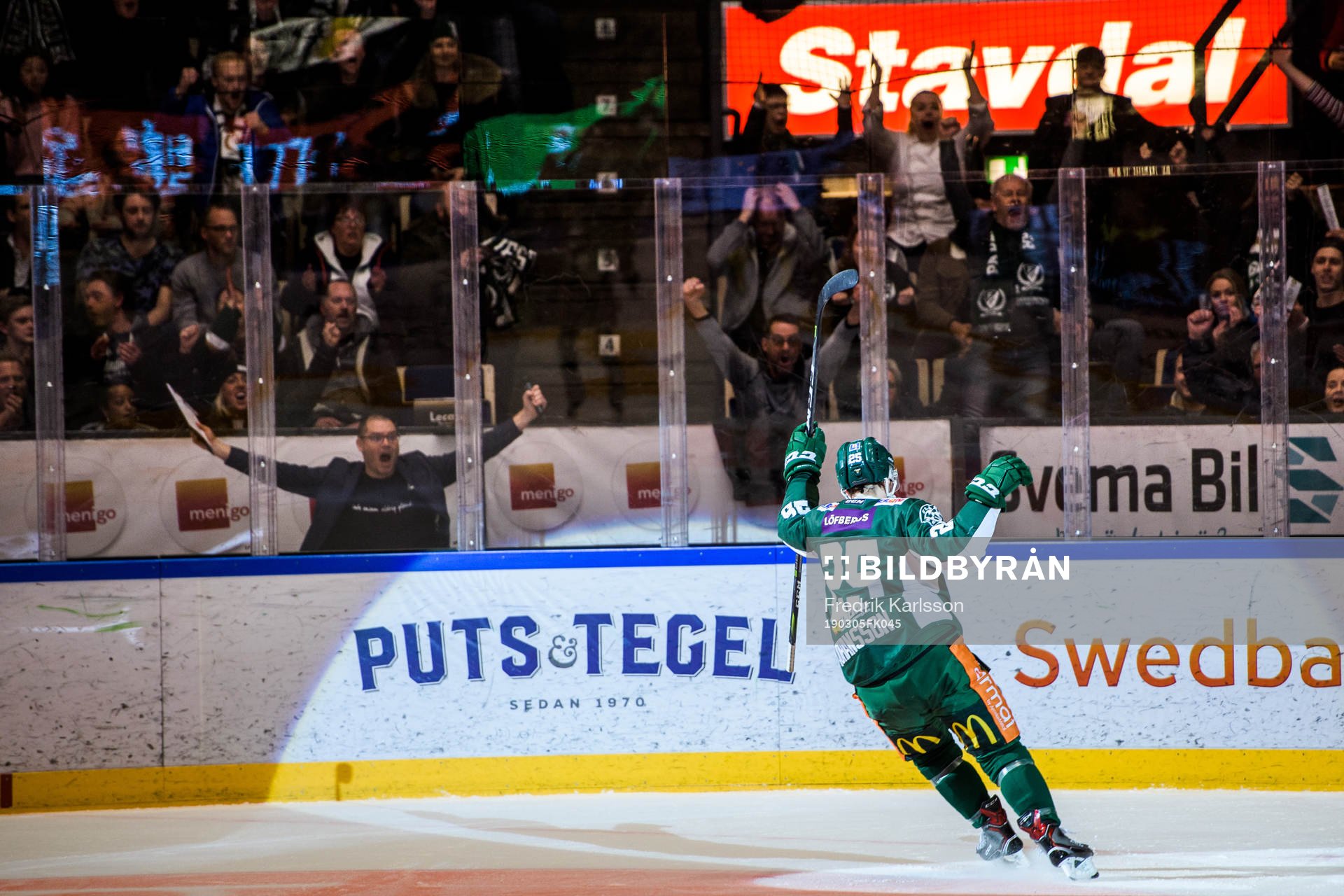 Färjestads Martin Johansson jublar med publiken