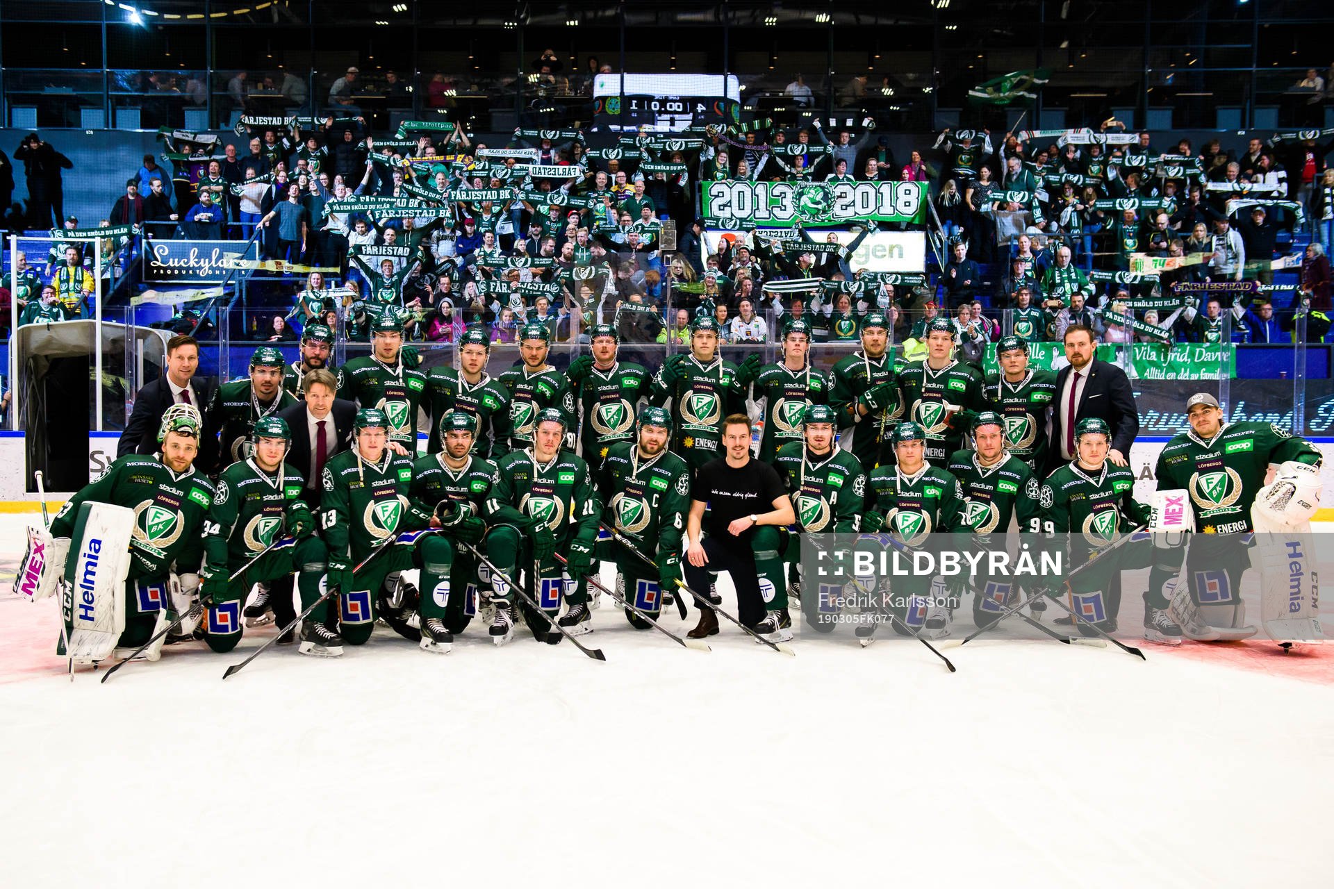Färjestads spelare ställer upp för en lagbild