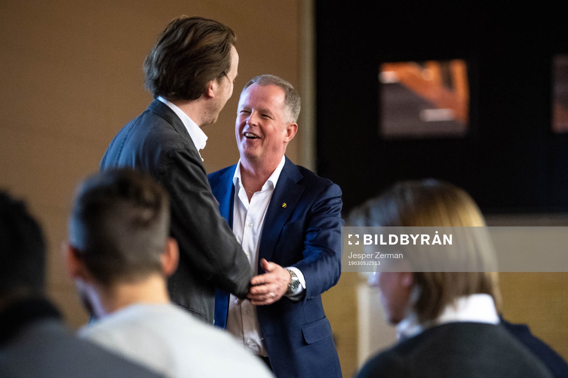 Nye ordföranden Robert Falck gratuleras av före detta