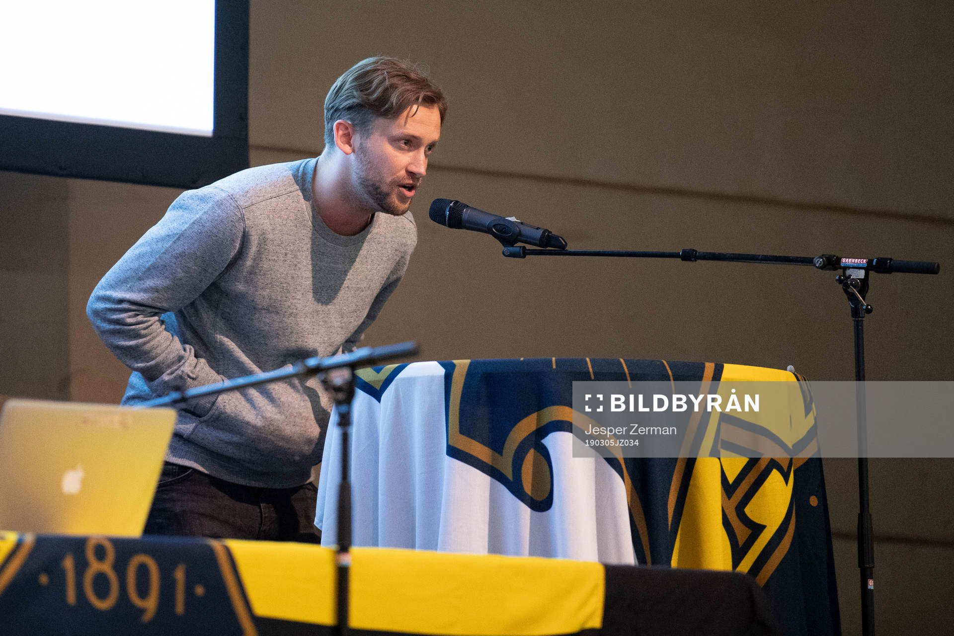 Simon Strand på scen