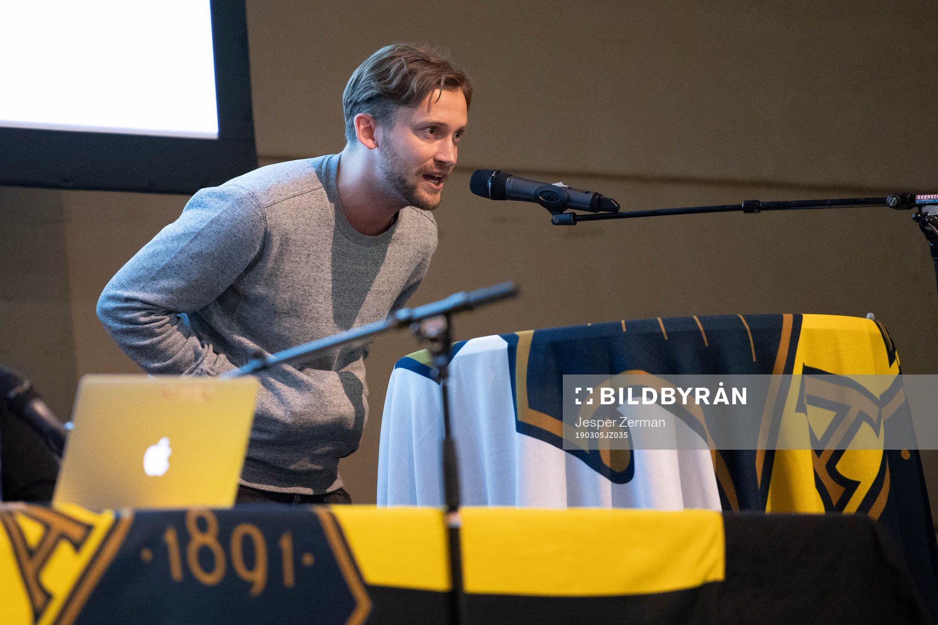 Simon Strand på scen