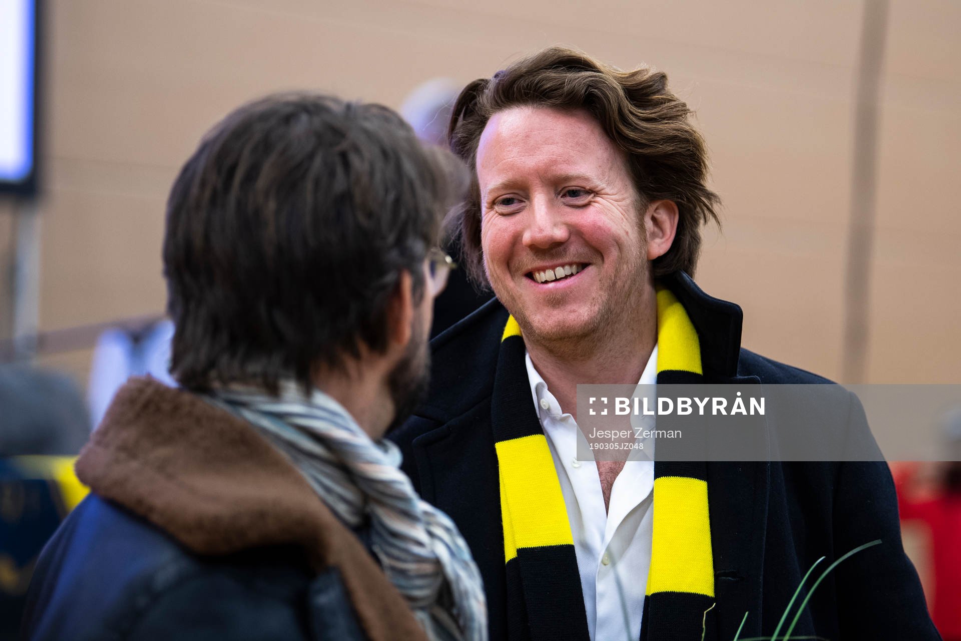 Eric Ljunggren (h) samtalar med Niklas Strömstedt