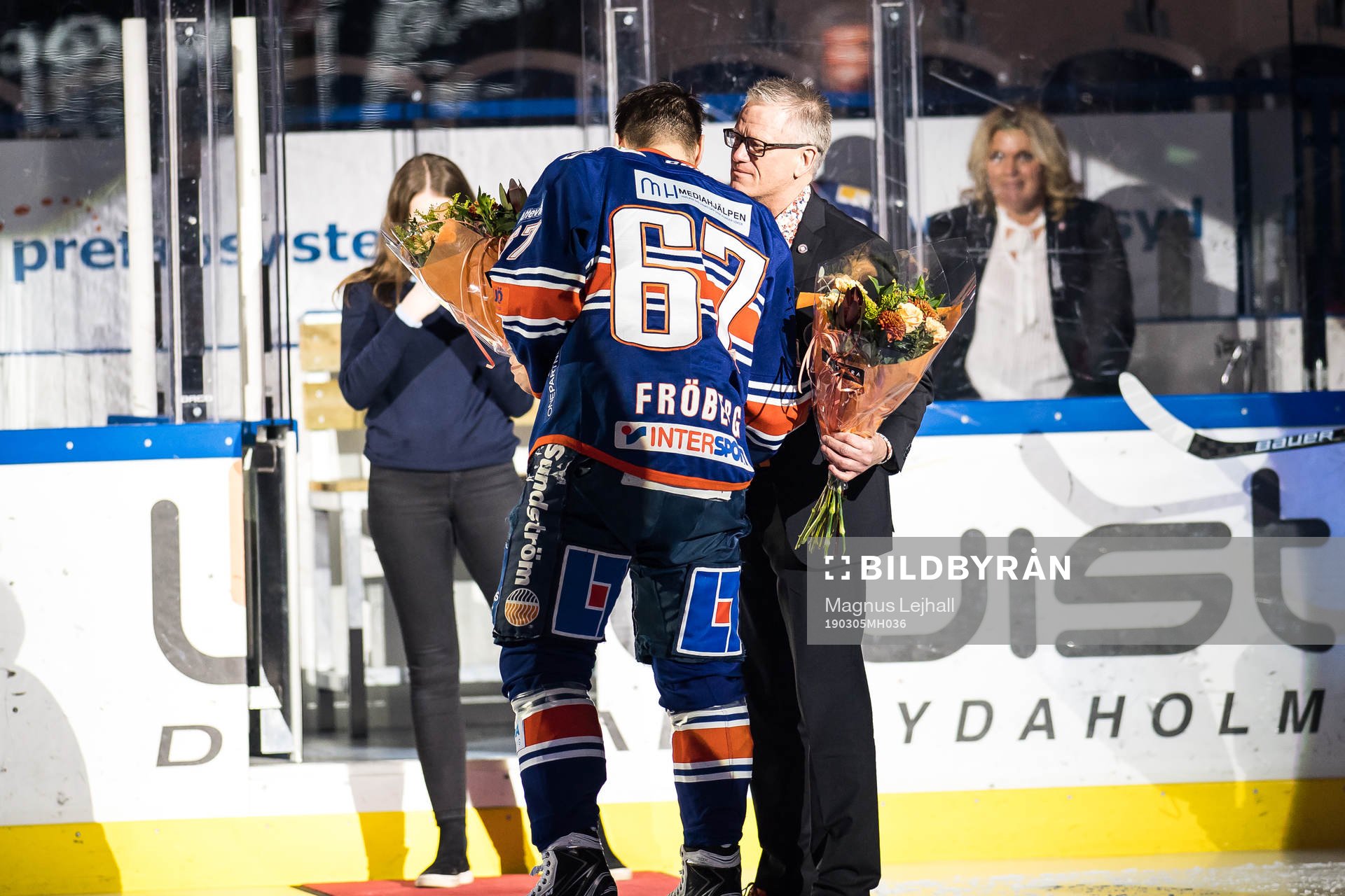 Växjös Linus Fröberg tar emot blommor