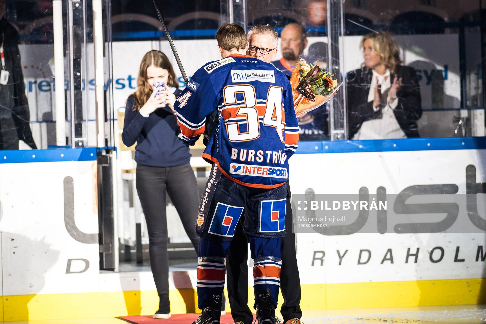 Växjös Niclas Burström  tar emot blommor