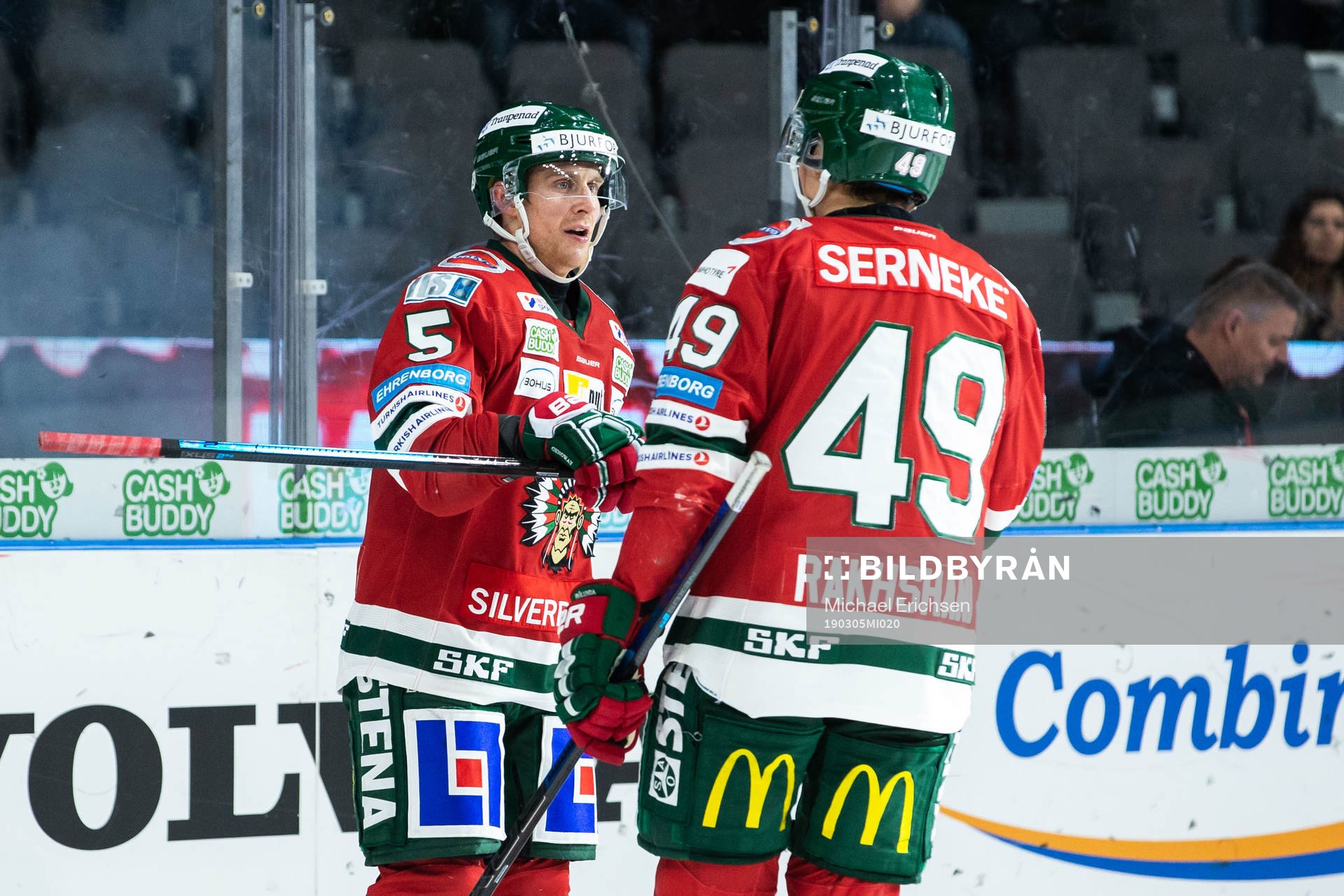 Frölundas Chay Genoway och Rhett Rakshani jublar