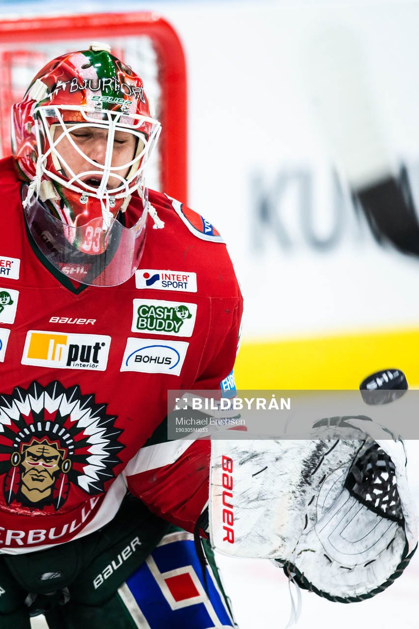 Frölundas målvakt Johan Mattsson räddar