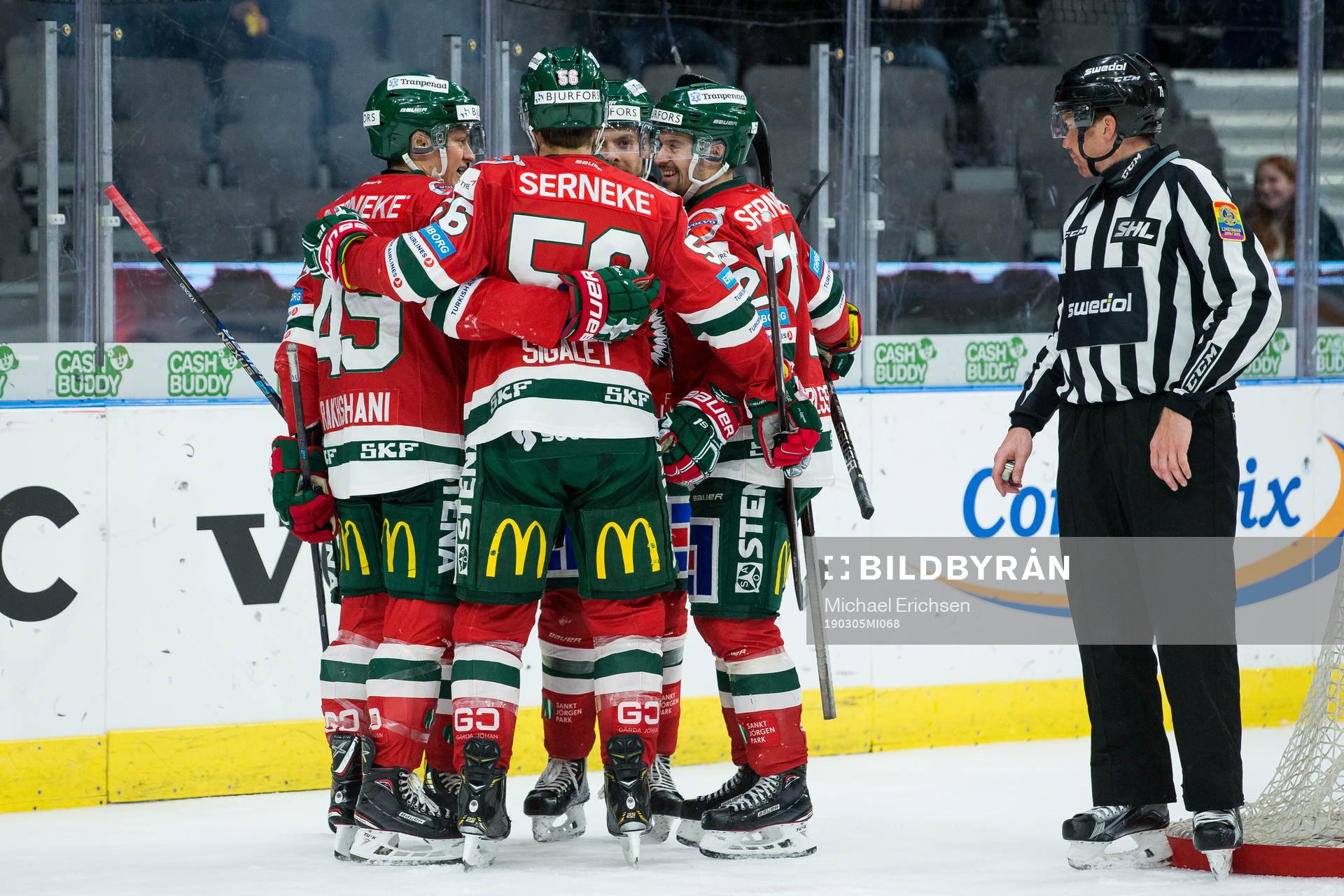 Frölundas Chay Genoway jublar med lagkamrater