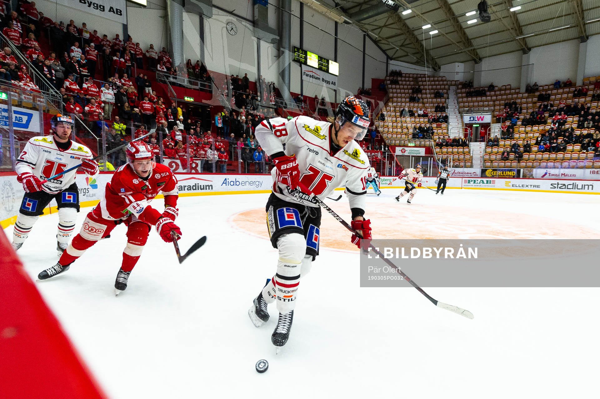 Timrås Henrik Törnqvist och Örebros Rodrigo Abols