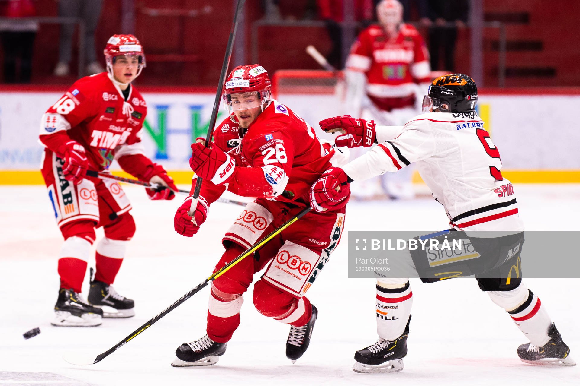 Timrås Hampus Larsson och Örebros Tylor Spink