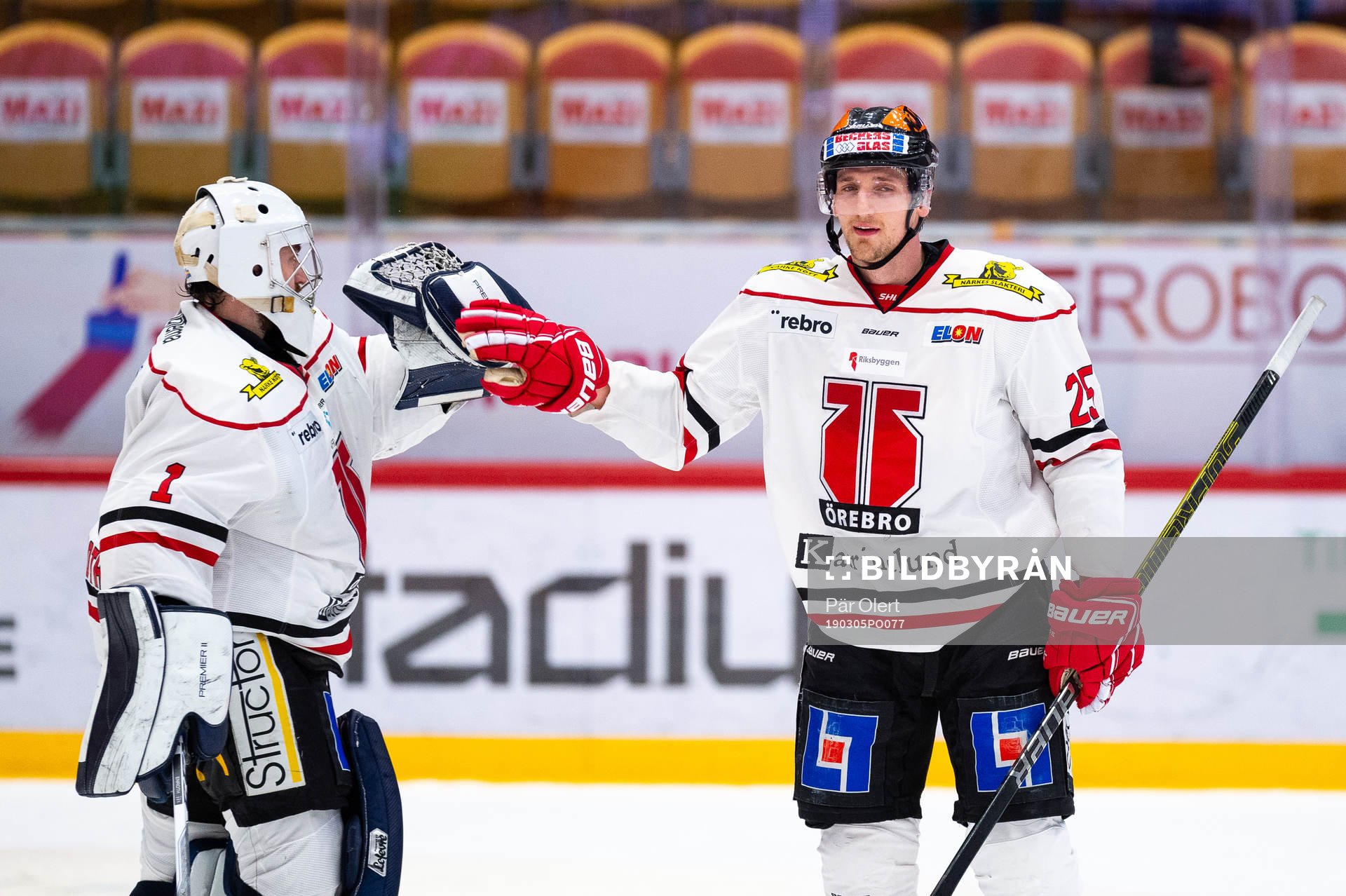 Örebros målvakt Jhonas Enroth och Anton Hedman jublar