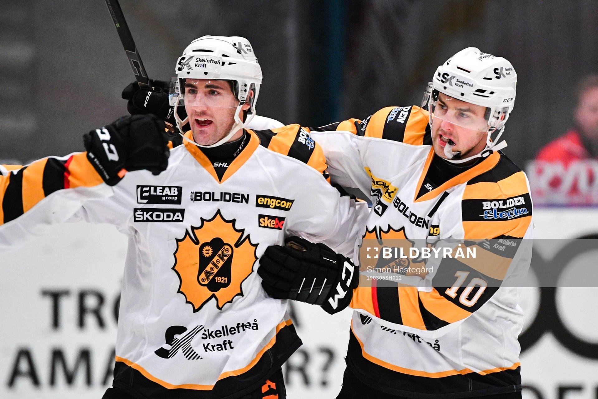 Skellefteås Bud Holloway och Joakim Lindström jublar