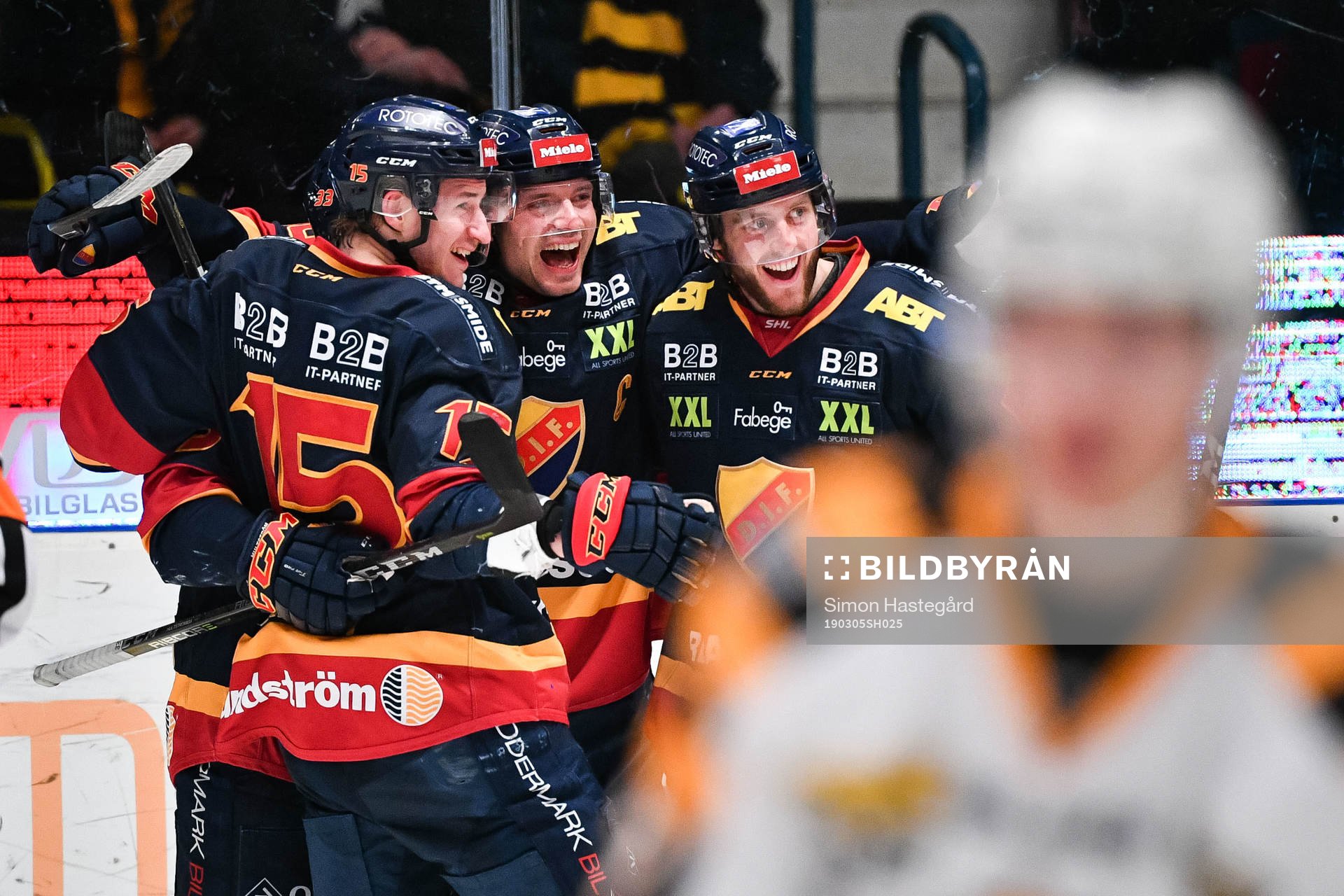 Djurgårdens Jacob Josefson jublar med lagkamrater